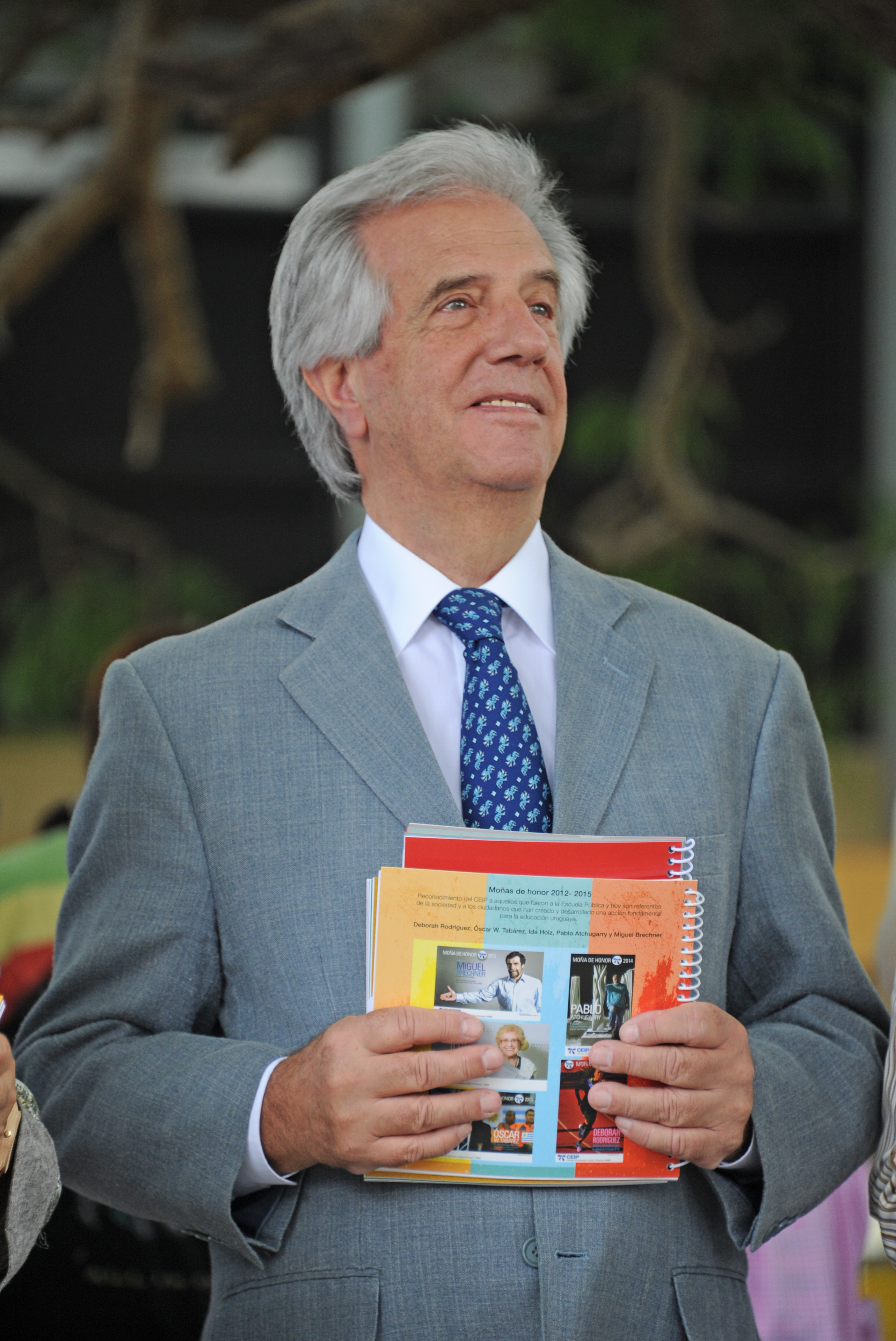 Tabaré Vázquez recorrió centros educativos públicos, e hizo entrega del material Cuadernos para leer y escribir