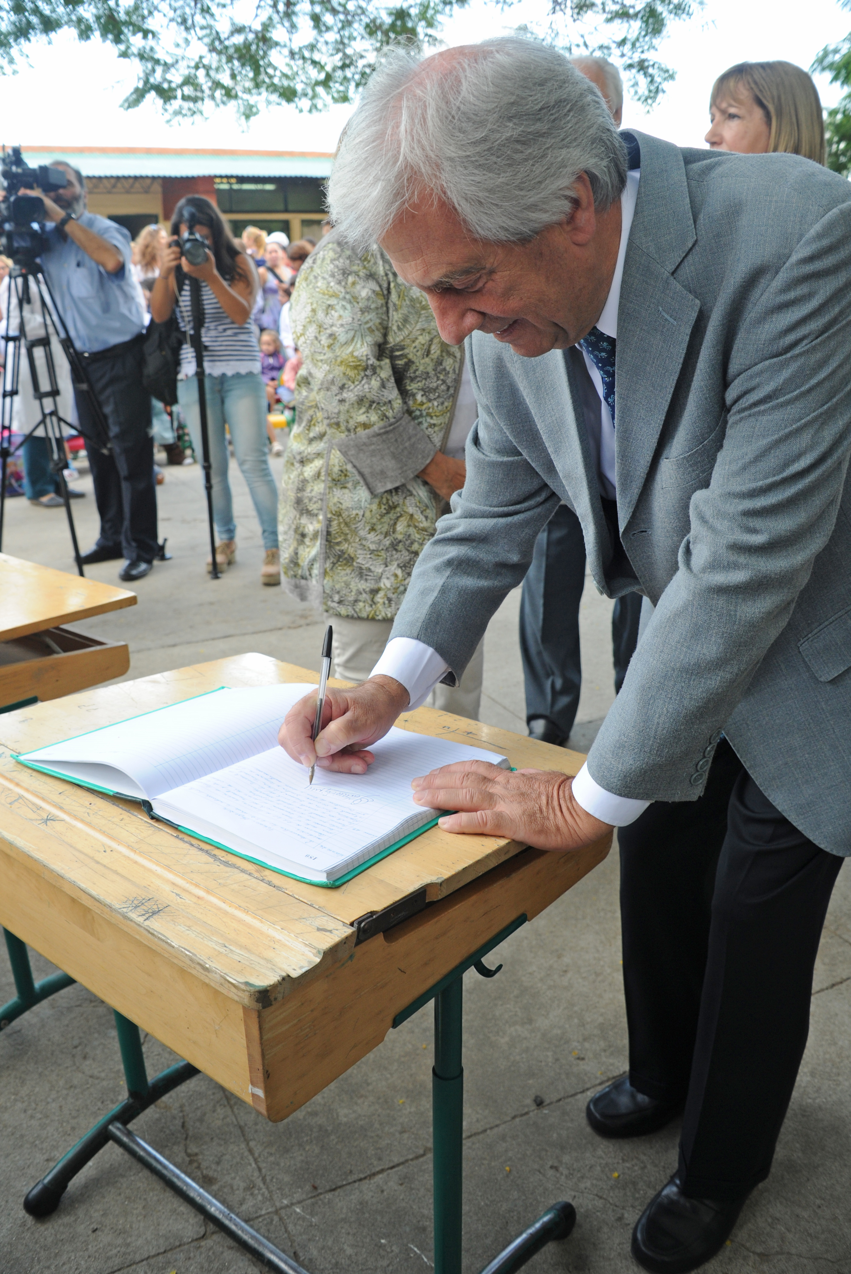Tabaré Vázquez recorrió centros educativos públicos, e hizo entrega del material Cuadernos para leer y escribir