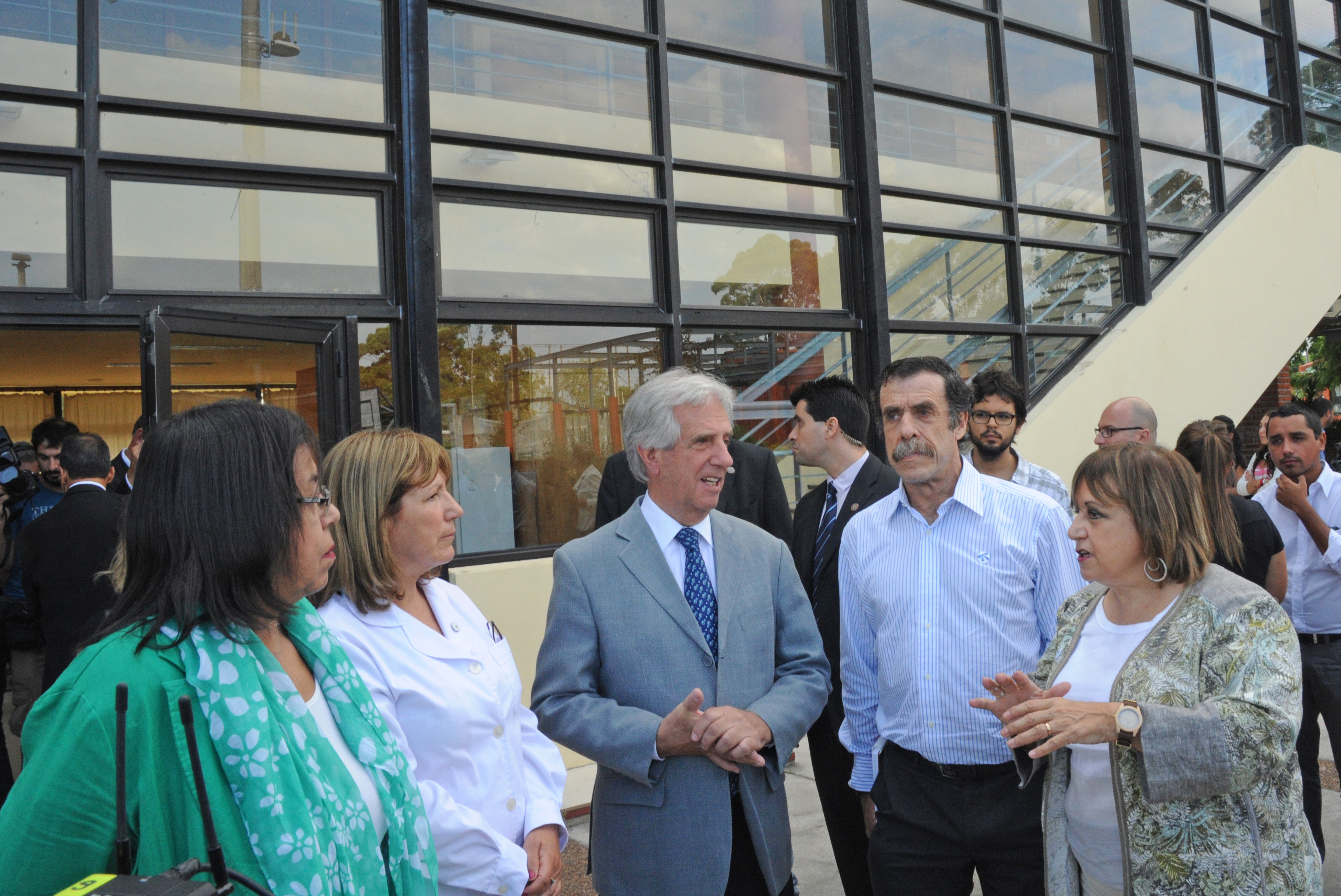 Tabaré Vázquez recorrió centros educativos públicos, e hizo entrega del material Cuadernos para leer y escribir