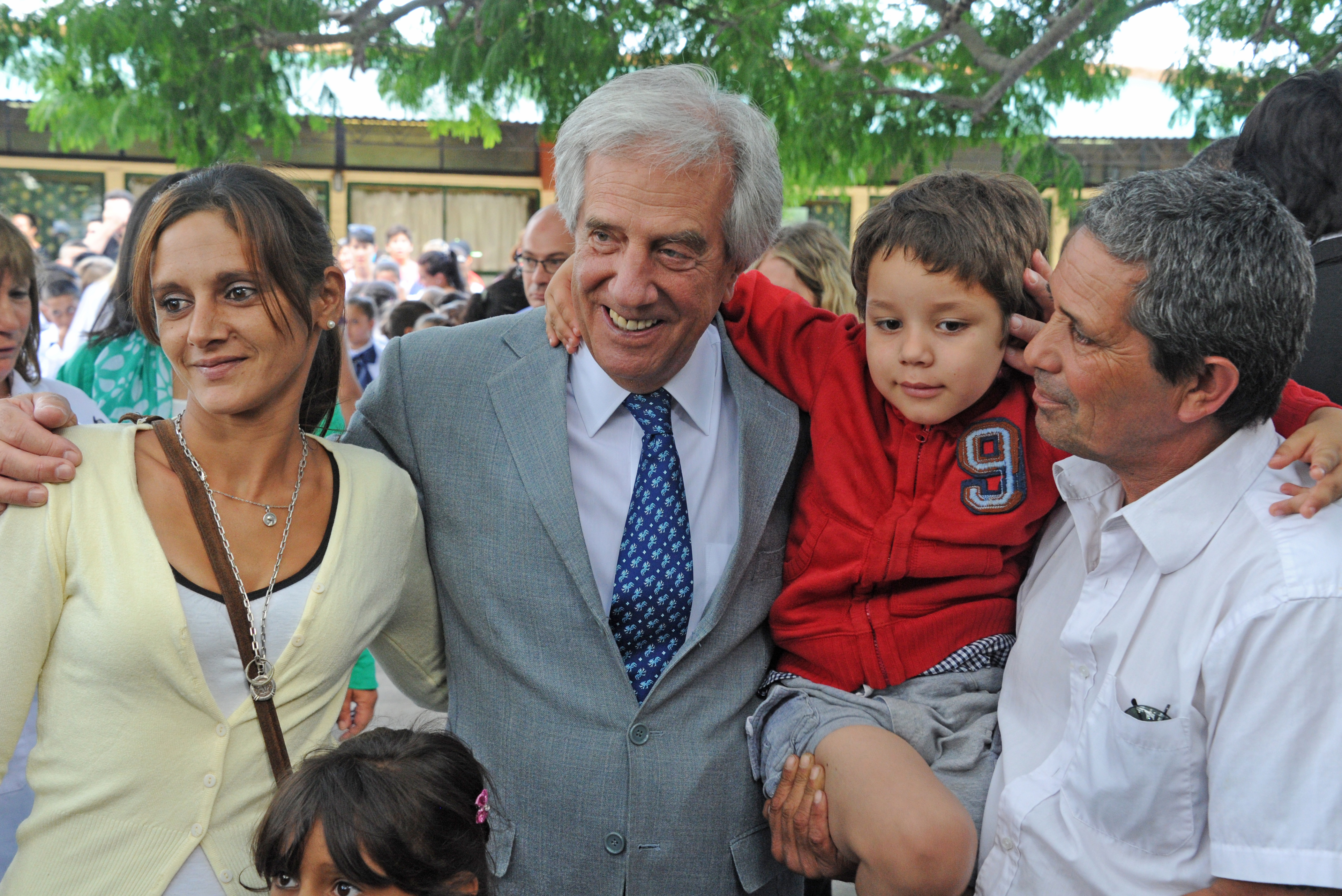 Tabaré Vázquez recorrió centros educativos públicos, e hizo entrega del material Cuadernos para leer y escribir