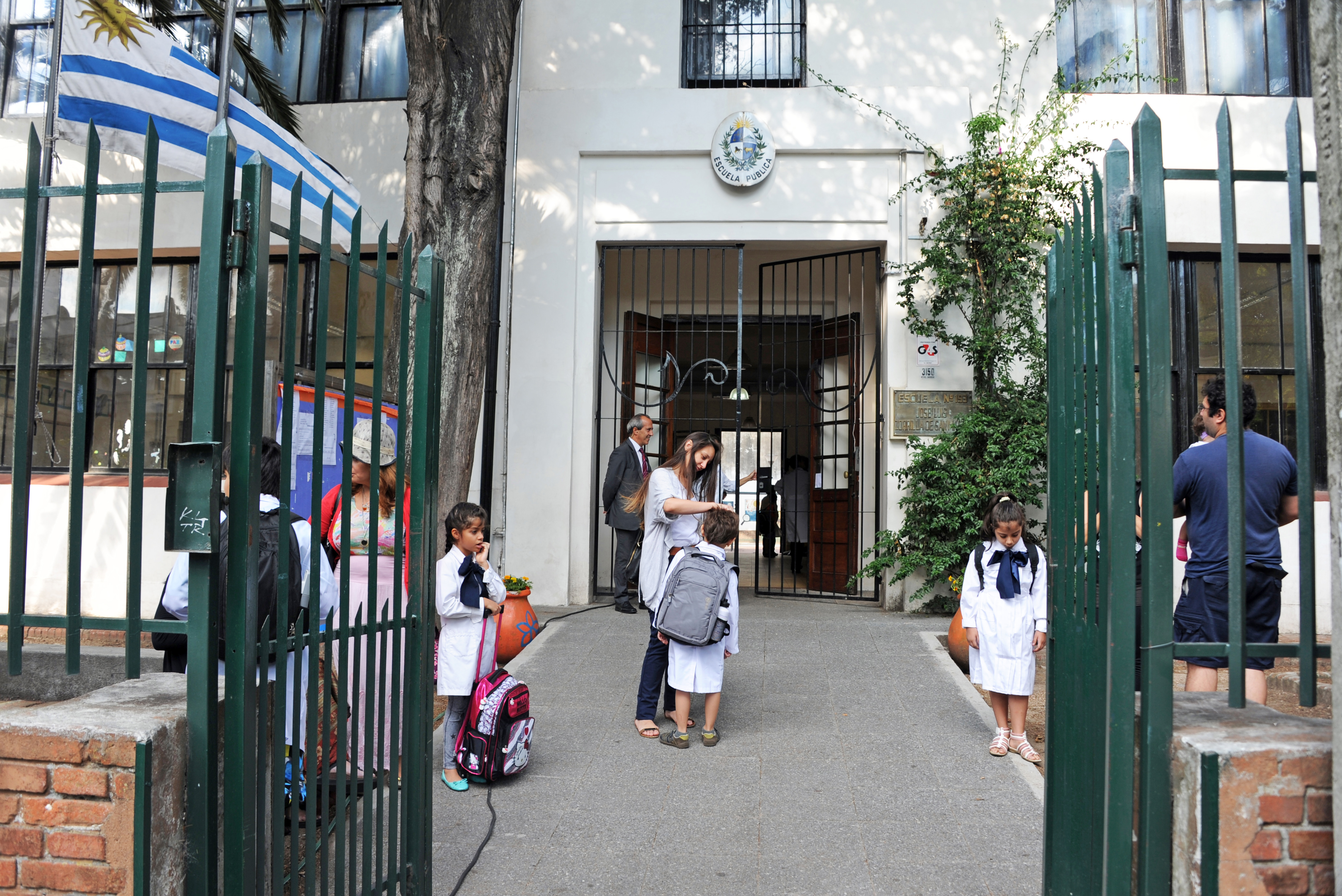 Tabaré Vázquez recorrió centros educativos públicos, e hizo entrega del material Cuadernos para leer y escribir