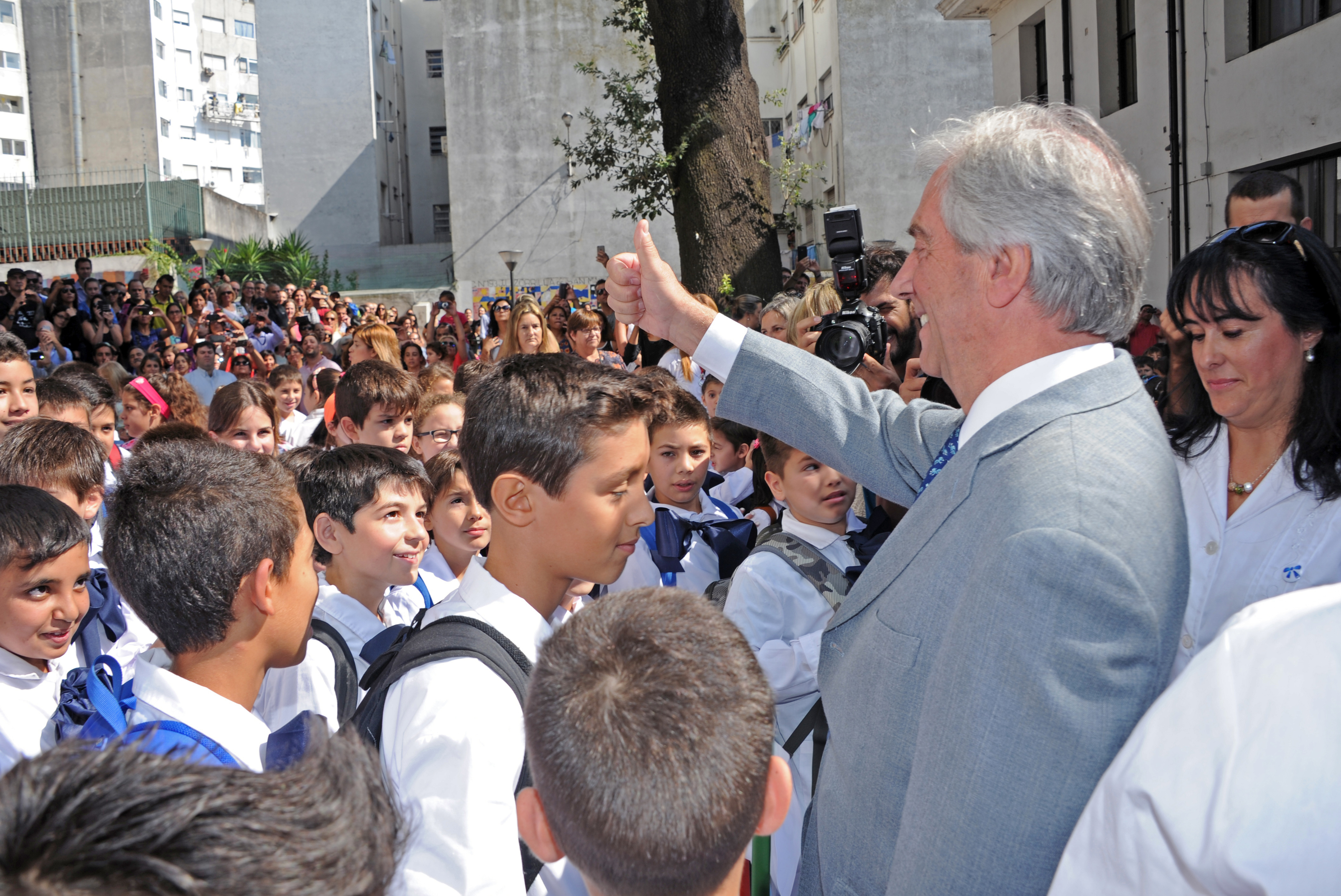 Tabaré Vázquez recorrió centros educativos públicos, e hizo entrega del material Cuadernos para leer y escribir