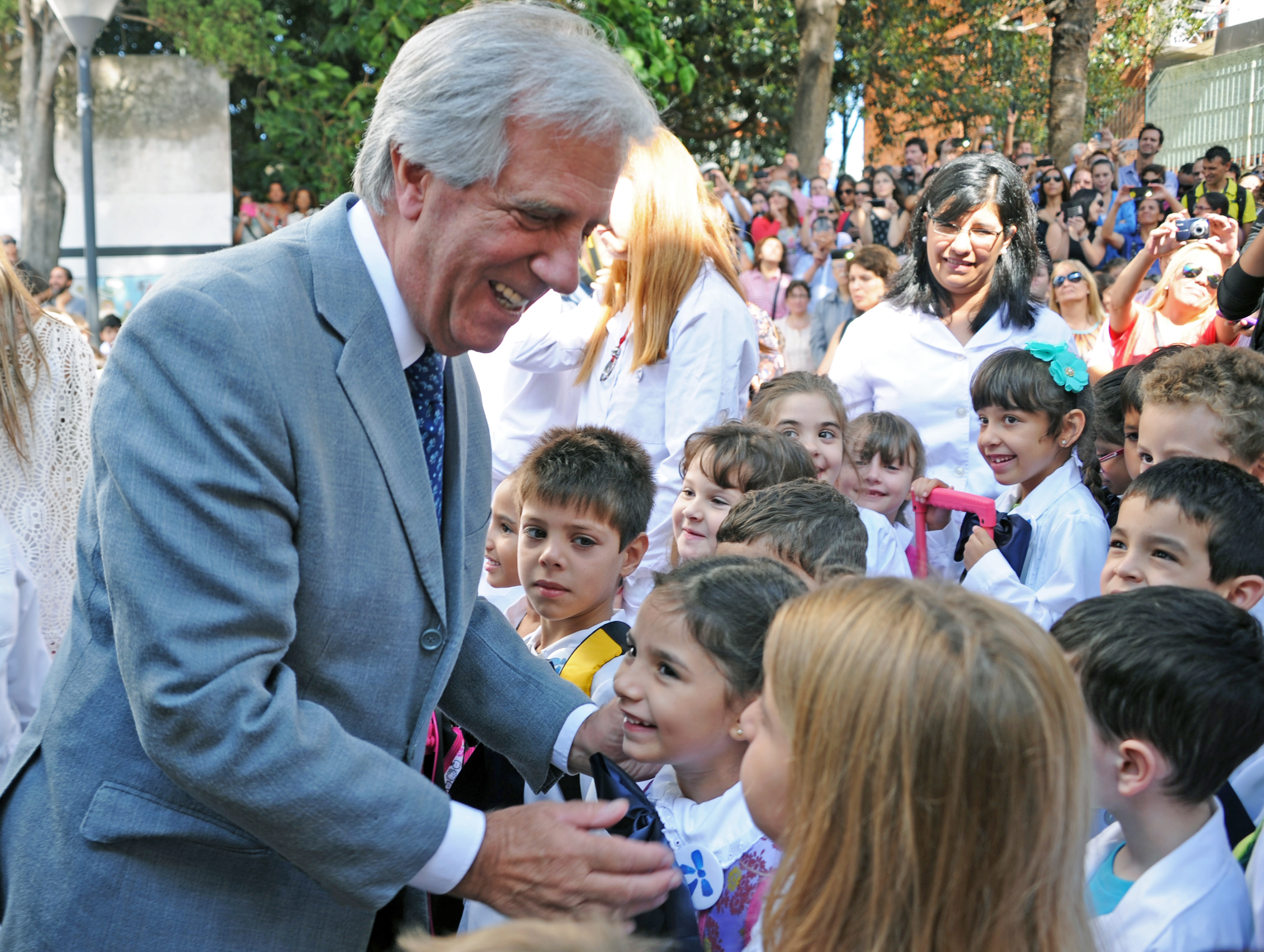 Tabaré Vázquez recorrió centros educativos públicos, e hizo entrega del material Cuadernos para leer y escribir
