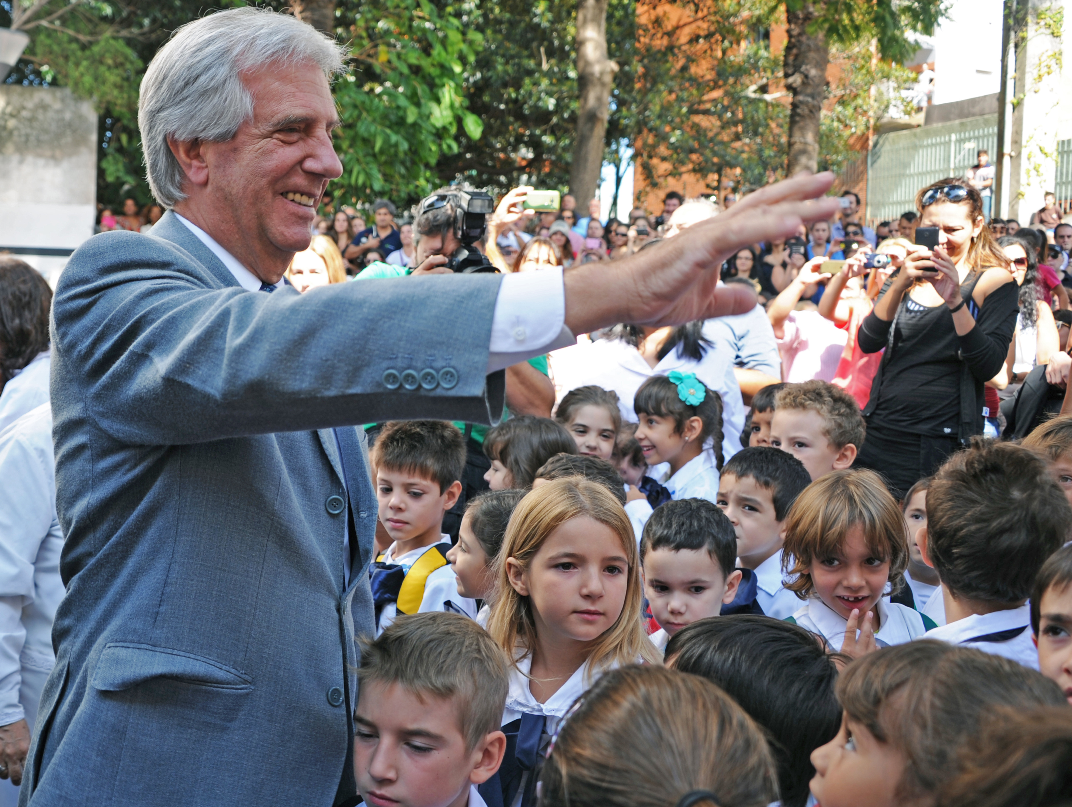 Tabaré Vázquez recorrió centros educativos públicos, e hizo entrega del material Cuadernos para leer y escribir