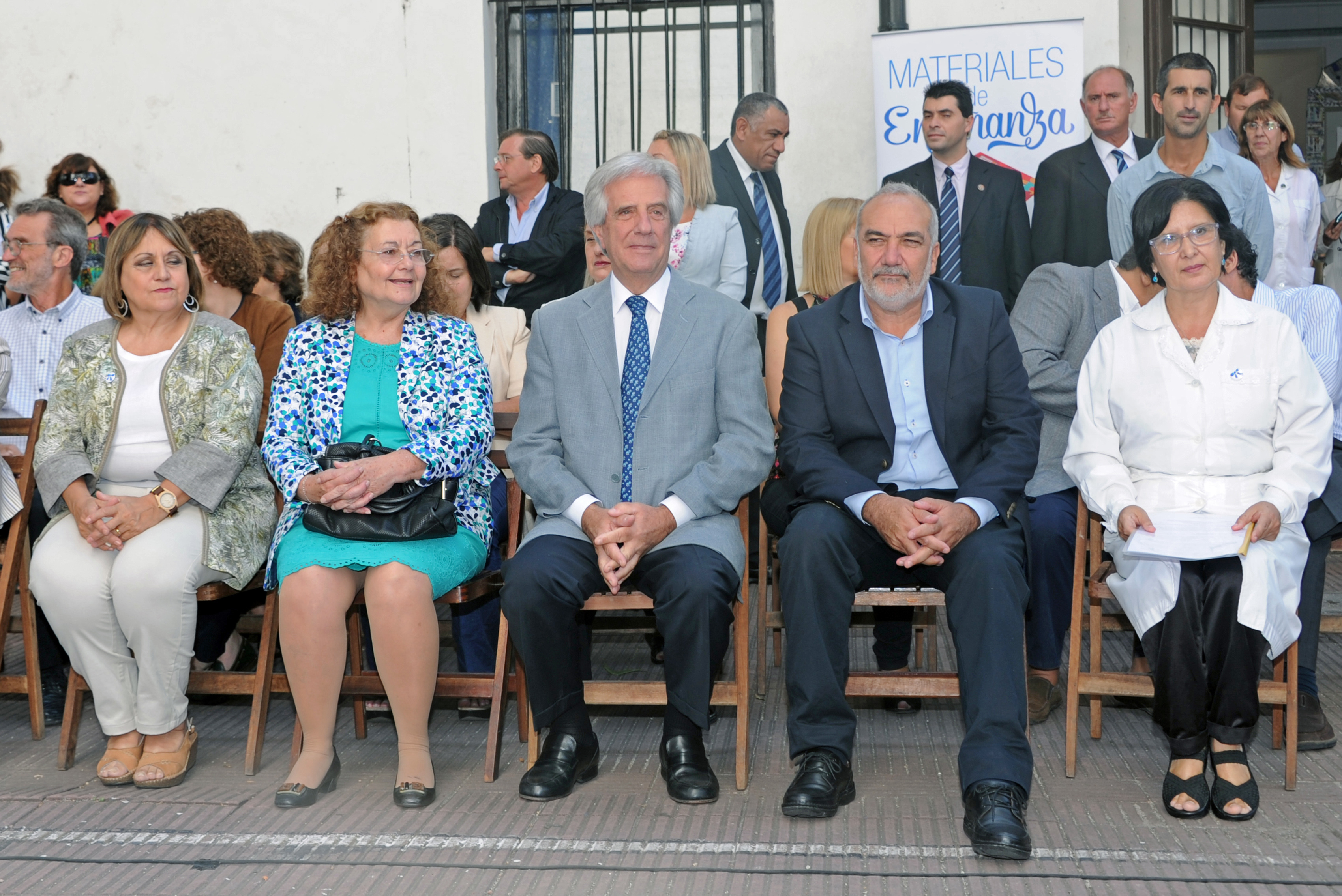 Tabaré Vázquez recorrió centros educativos públicos, e hizo entrega del material Cuadernos para leer y escribir