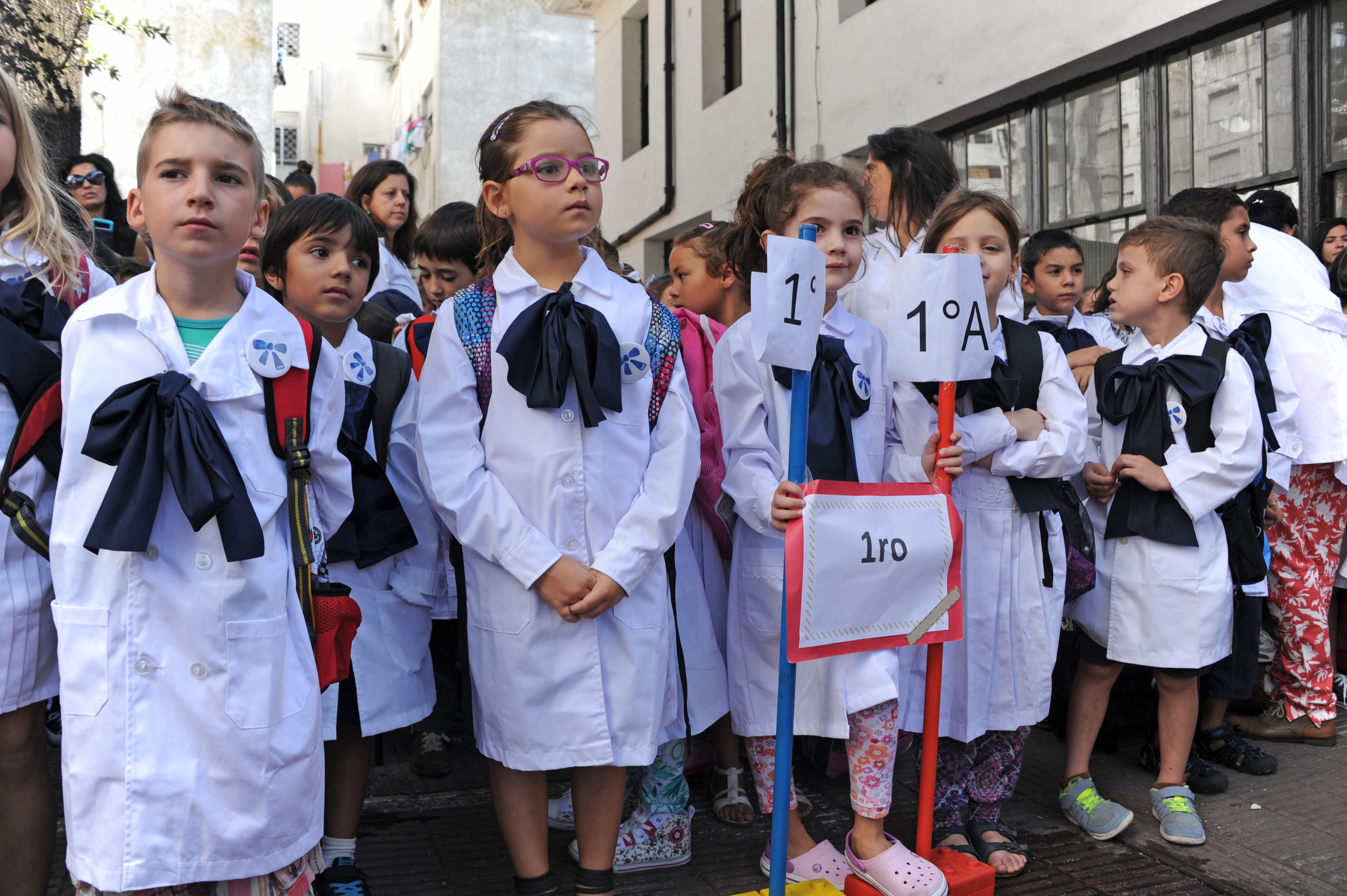 Tabaré Vázquez recorrió centros educativos públicos, e hizo entrega del material Cuadernos para leer y escribir