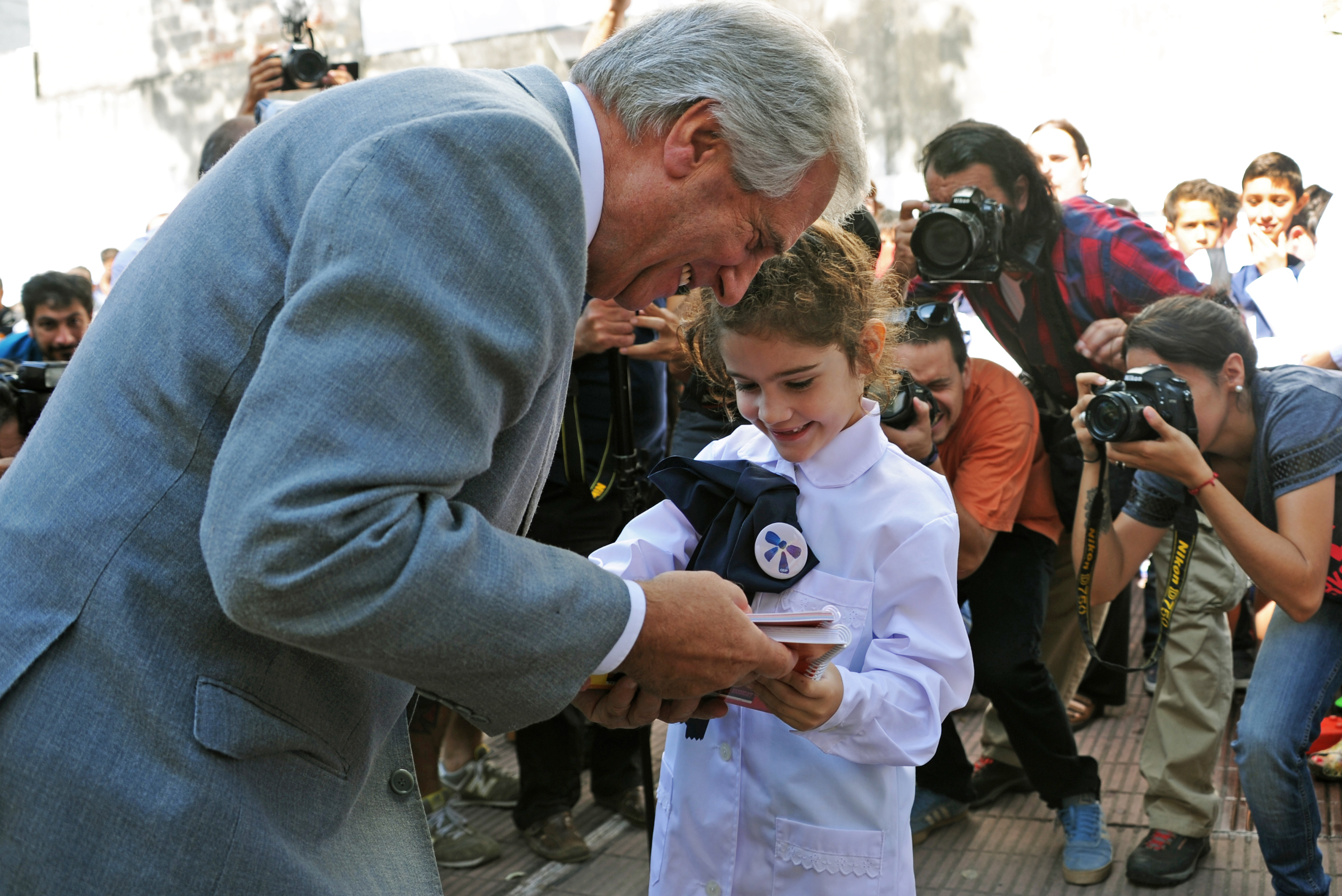 Tabaré Vázquez recorrió centros educativos públicos, e hizo entrega del material Cuadernos para leer y escribir