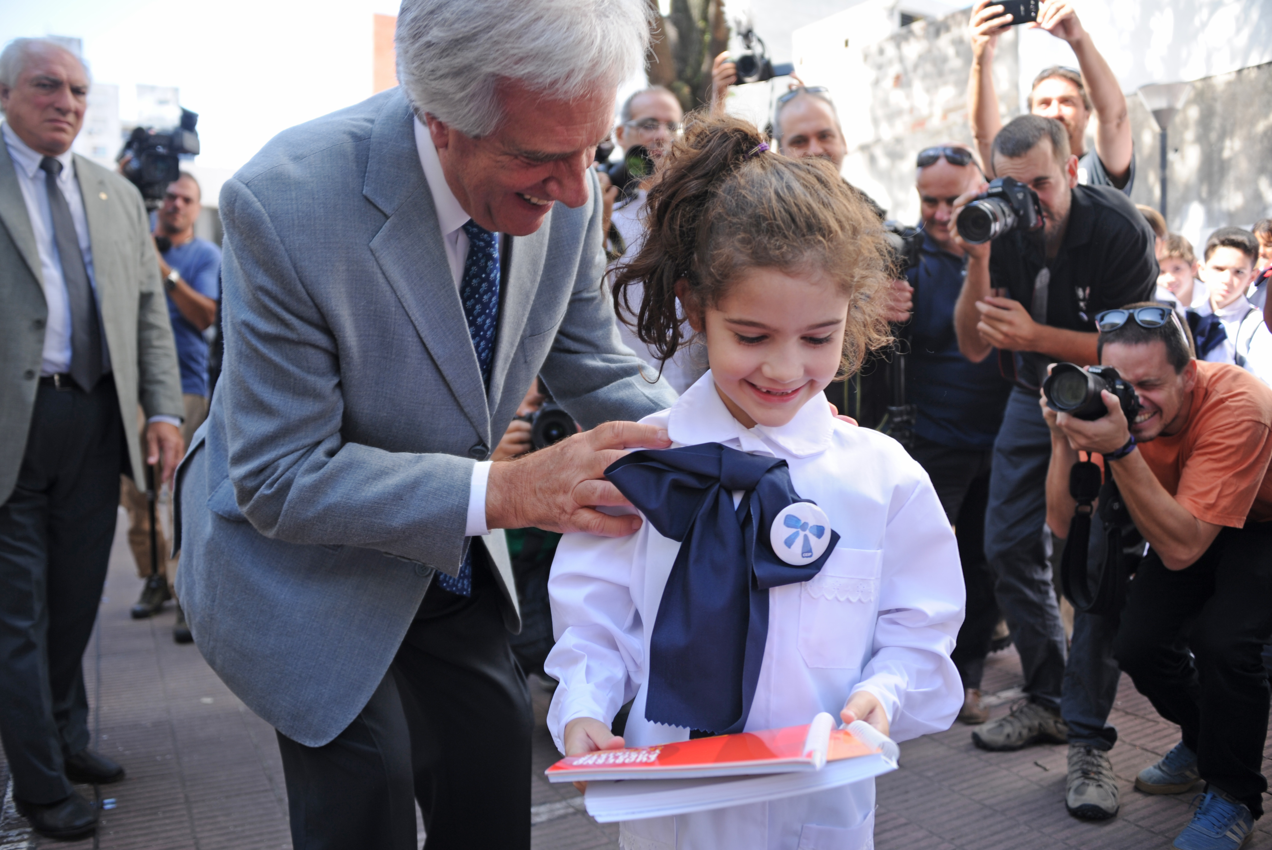 Tabaré Vázquez recorrió centros educativos públicos, e hizo entrega del material Cuadernos para leer y escribir