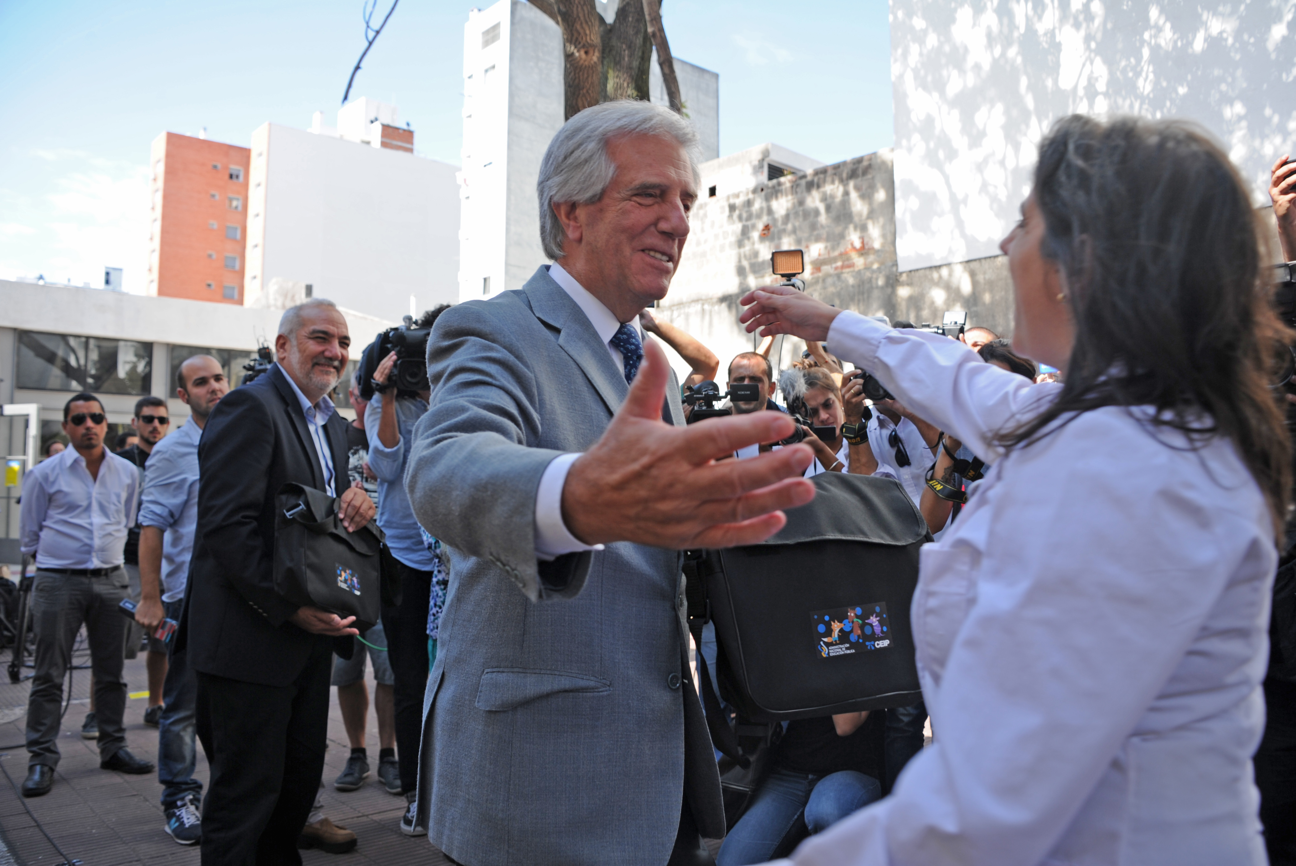 Tabaré Vázquez recorrió centros educativos públicos, e hizo entrega del material Cuadernos para leer y escribir