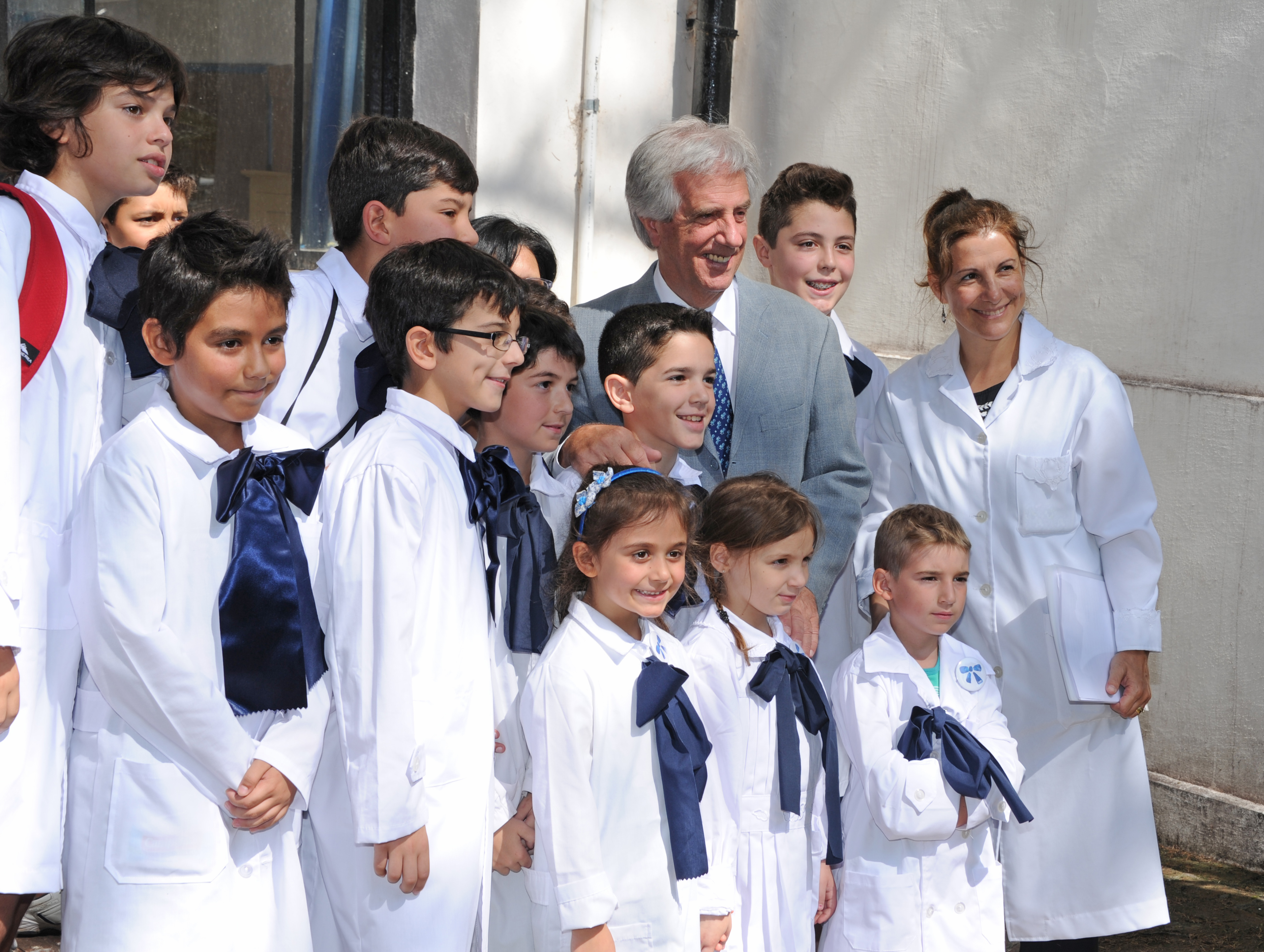 Tabaré Vázquez recorrió centros educativos públicos, e hizo entrega del material Cuadernos para leer y escribir