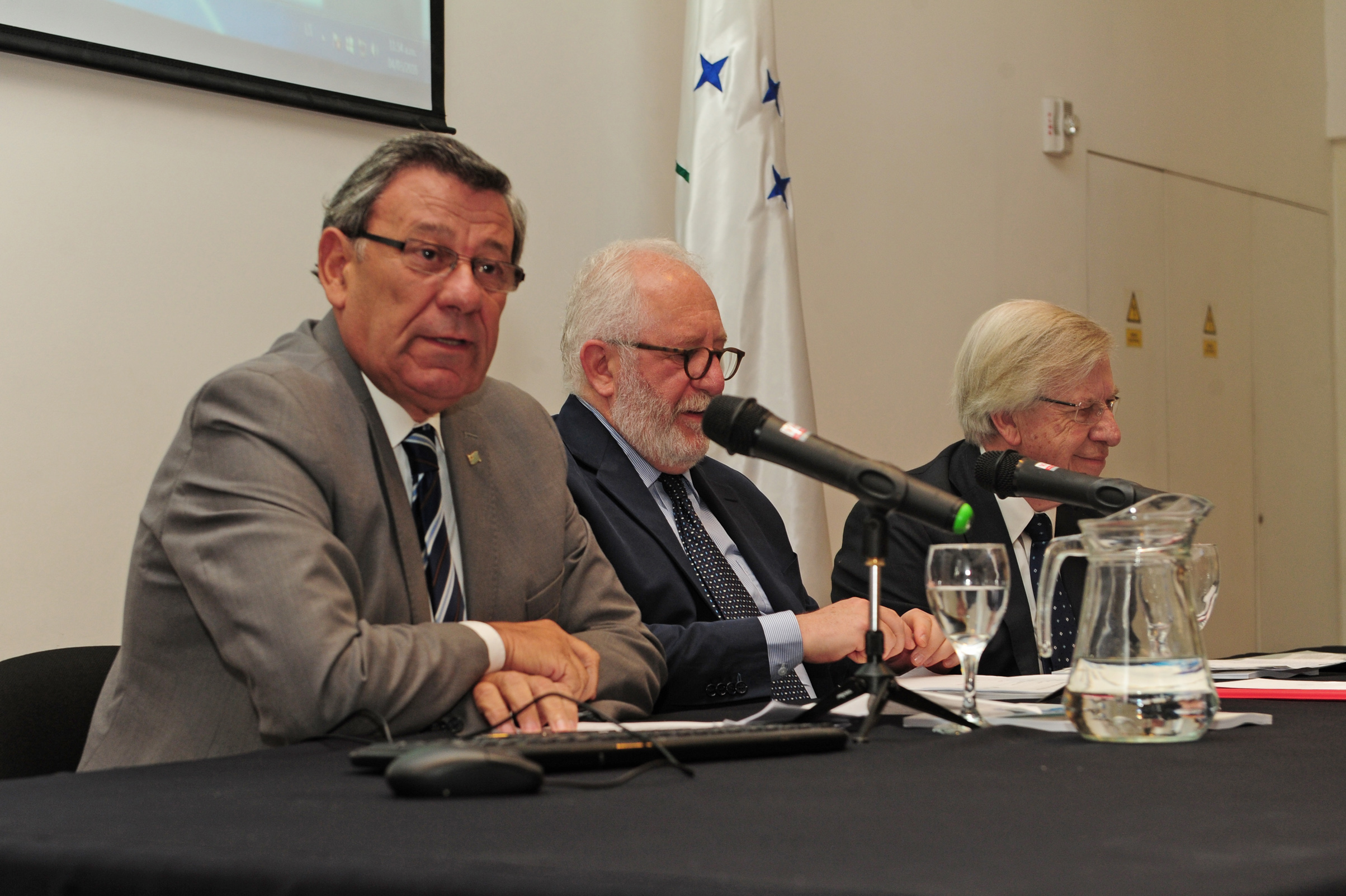 Rodolfo Nin Novoa, dirigiéndose a los presentes