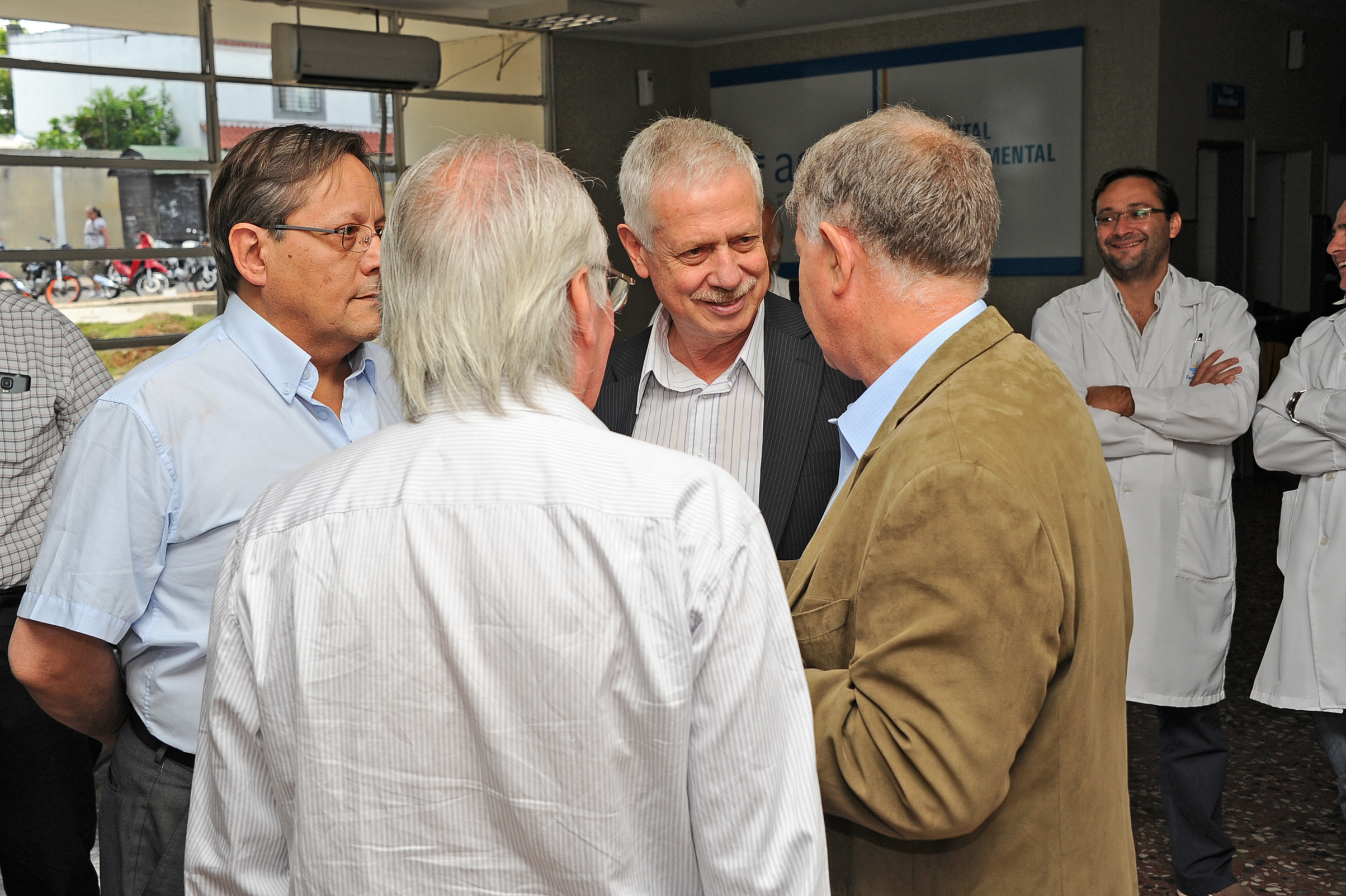 Ministro Basso, en diálogo con autoridades del Hospital Departamental de Rivera