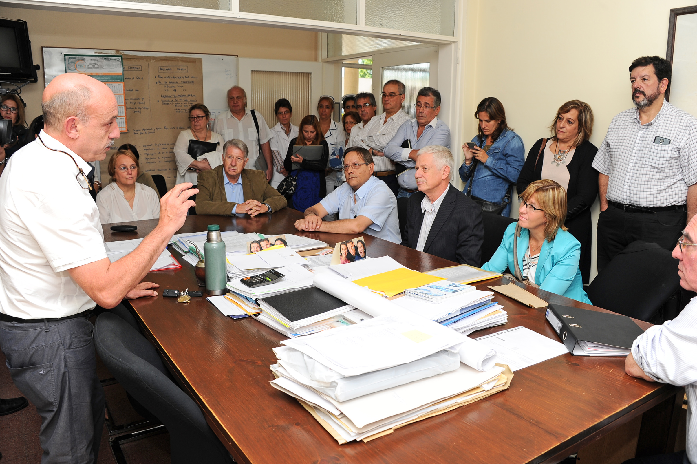 Director del Hospital Departamental de Rivera, realizando una presentación previa a la recorrida