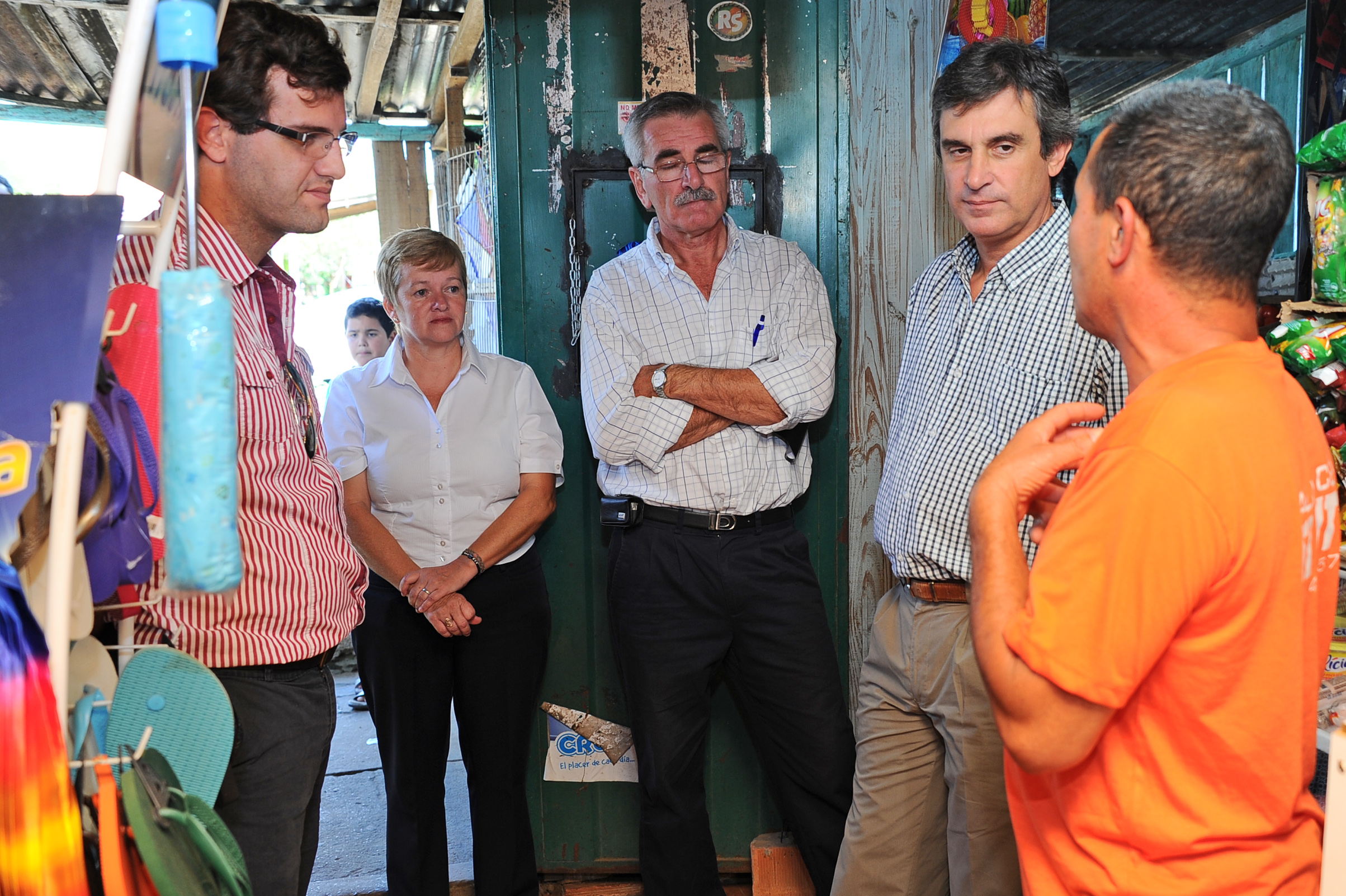 García visitó a beneficiario de Microfinanzas de OPP