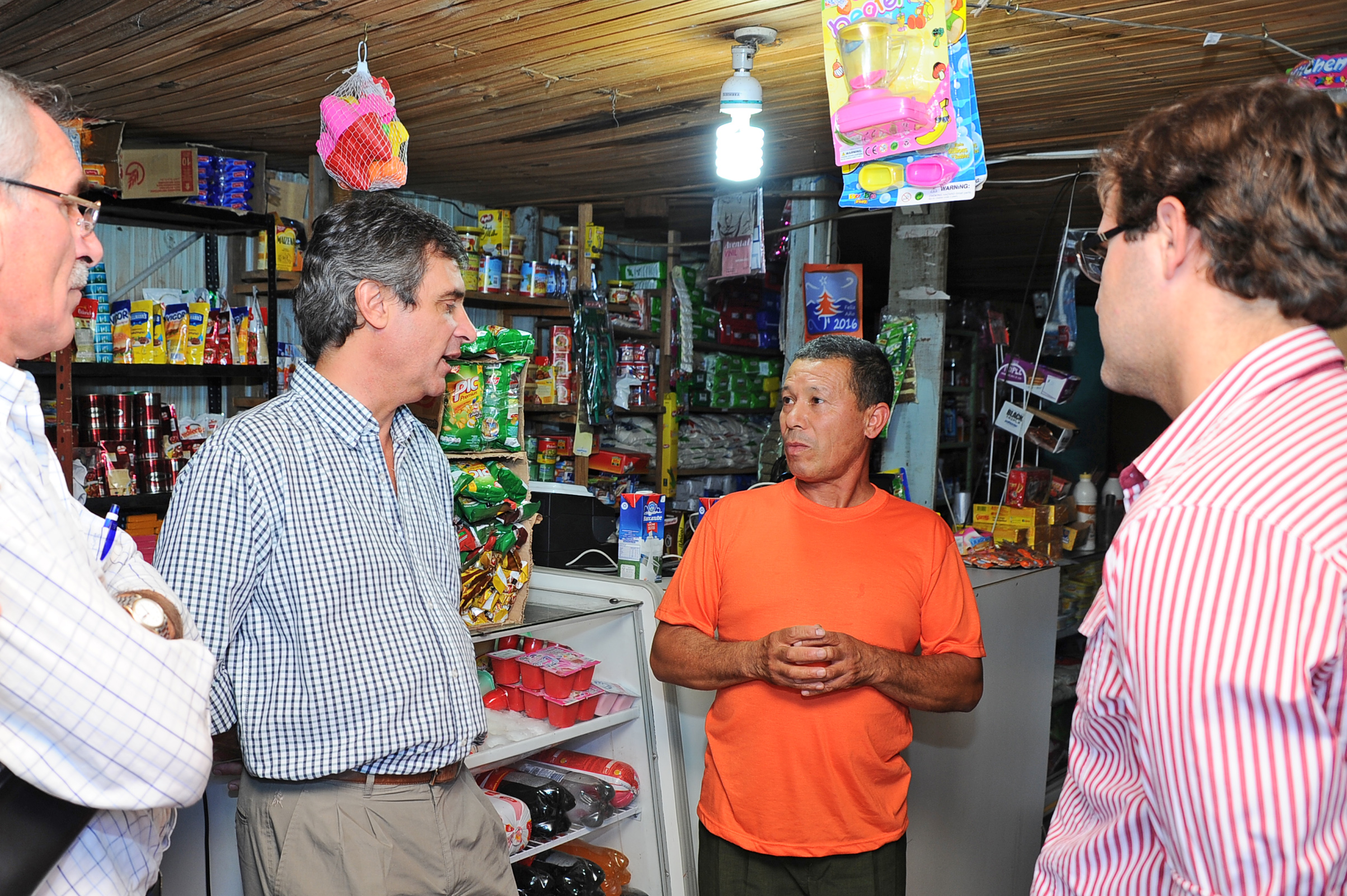 García visitó a beneficiario de Microfinanzas de OPP