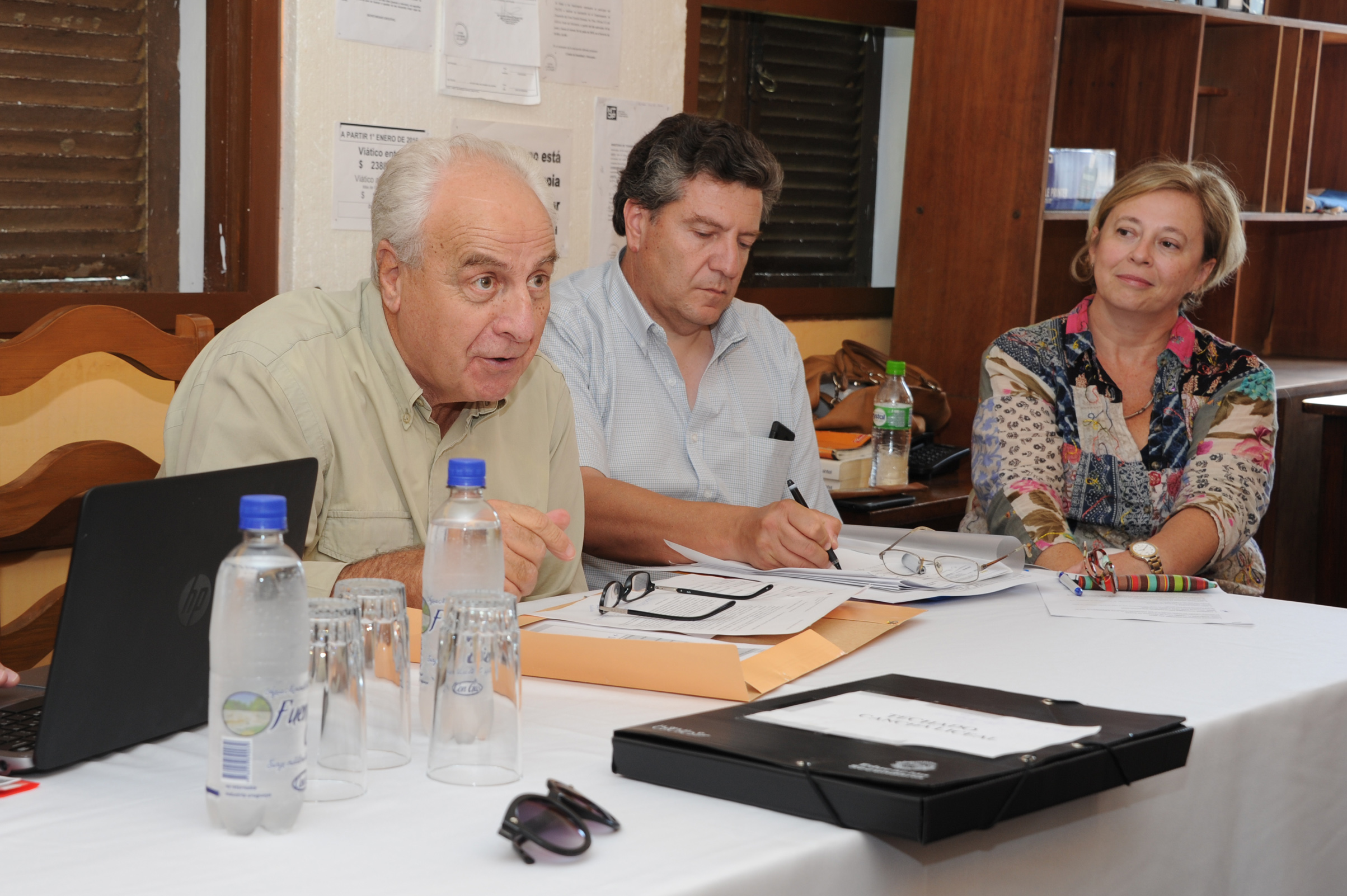Víctor Rossi, junto a autoridades del MTOP, recibiendo audiencias en Rivera