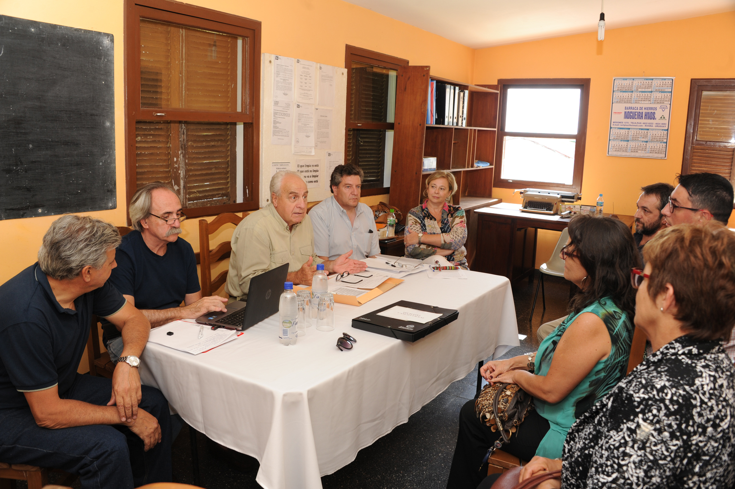 Víctor Rossi, junto a autoridades del MTOP, recibiendo audiencias en Rivera