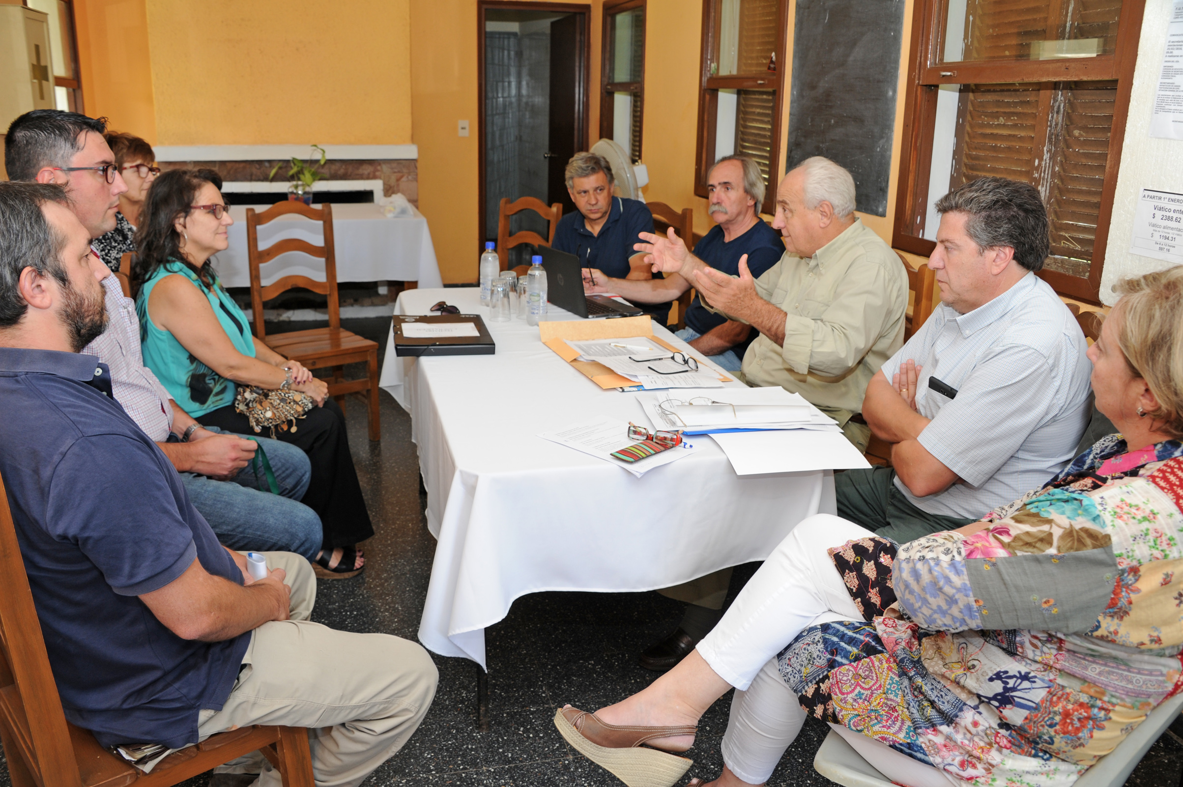 Víctor Rossi, junto a autoridades del MTOP, recibiendo audiencias en Rivera