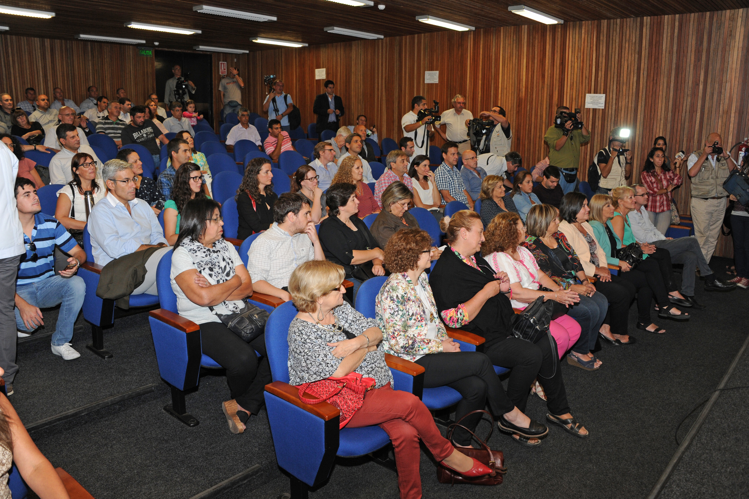 Autoridades y público asistentes al evento