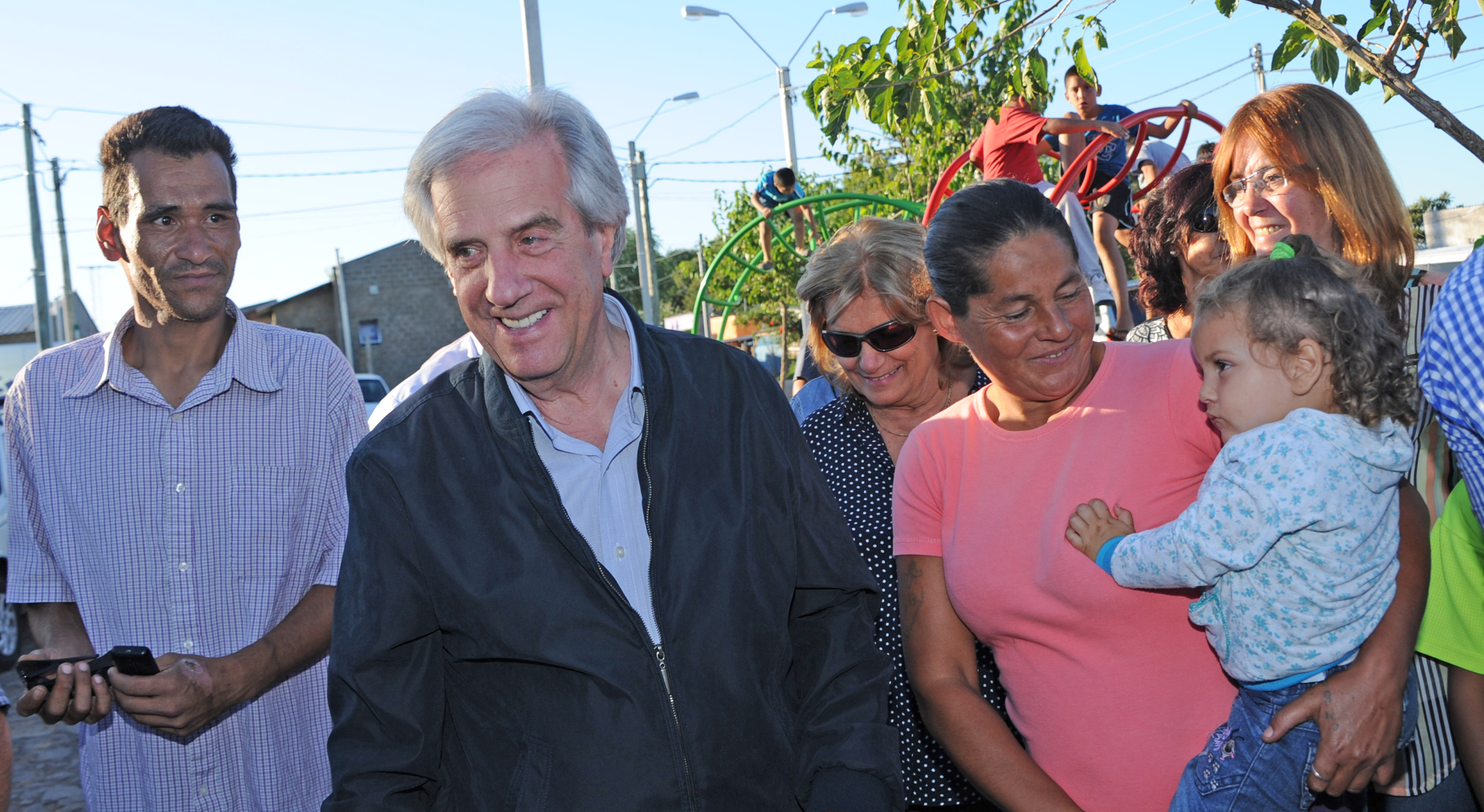 Presidente Tabaré Vázquez visita el barrio Cerro del Estado