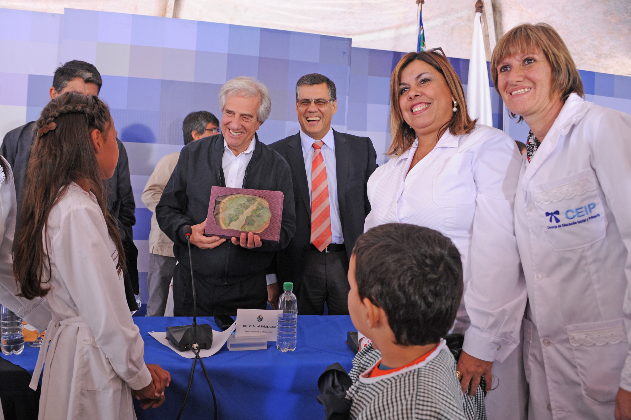 Escolares obsequian una placa a Vázquez