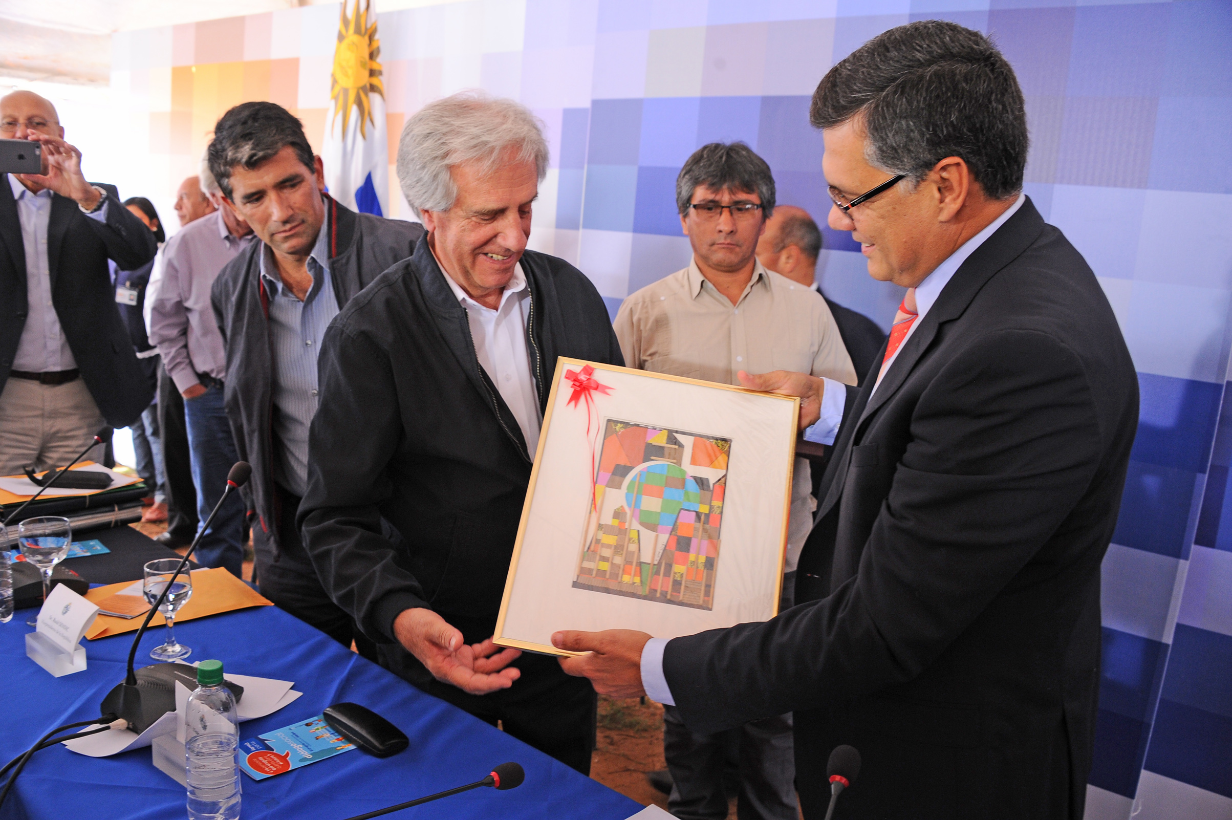 Entrega de obsequio a Vázquez
