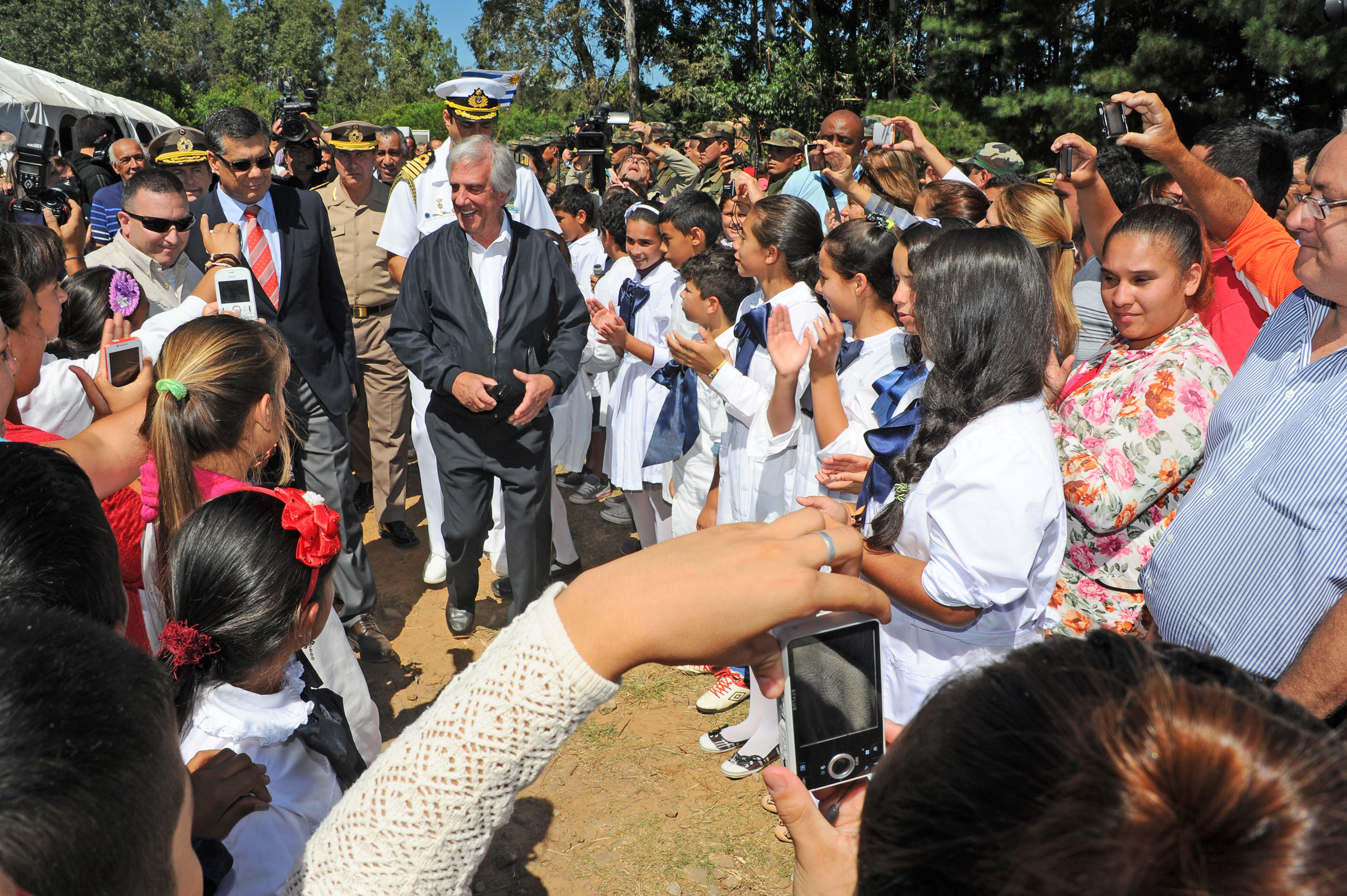 Presidente Vázquez es ovacionado por los escolares presentes