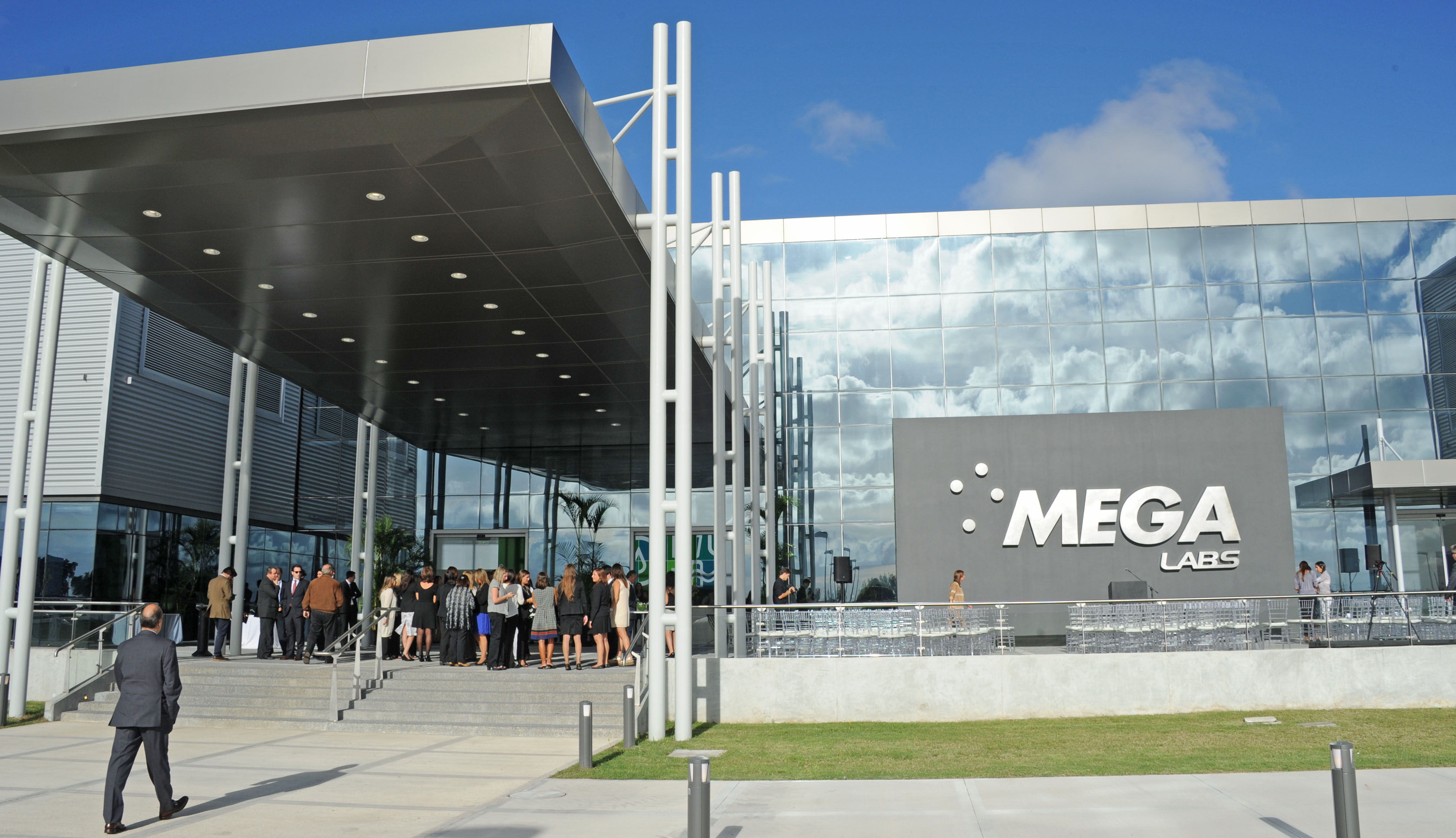 Astori presente en la inauguración de planta Mega Labs, ubicada en Parque de las Ciencias