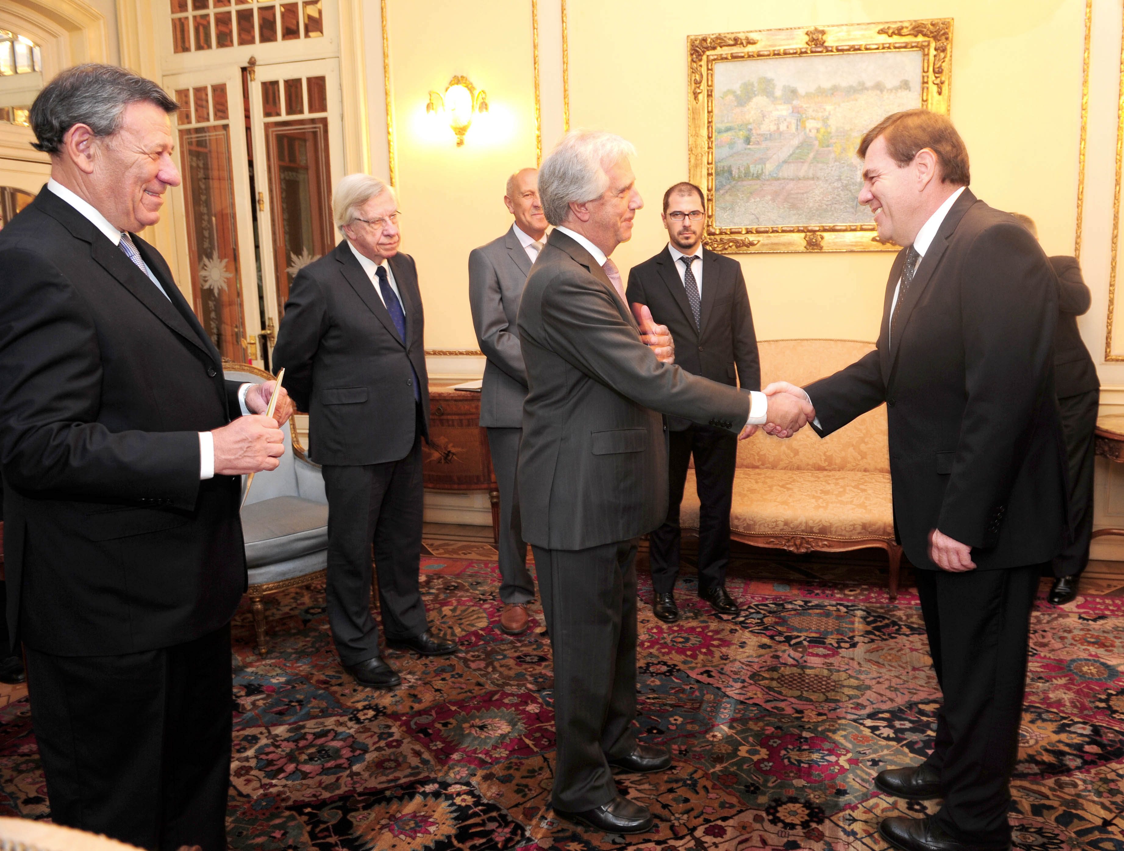 Vázquez recibe cartas credenciales del embajador argentino, Guillermo Montenegro