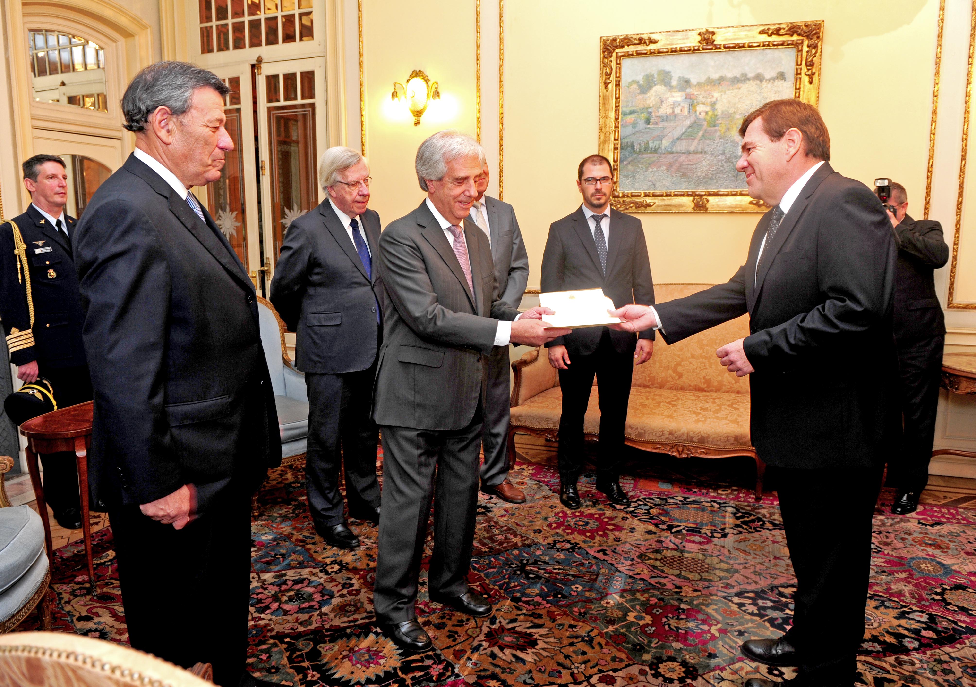 Vázquez recibe cartas credenciales del embajador argentino, Guillermo Montenegro
