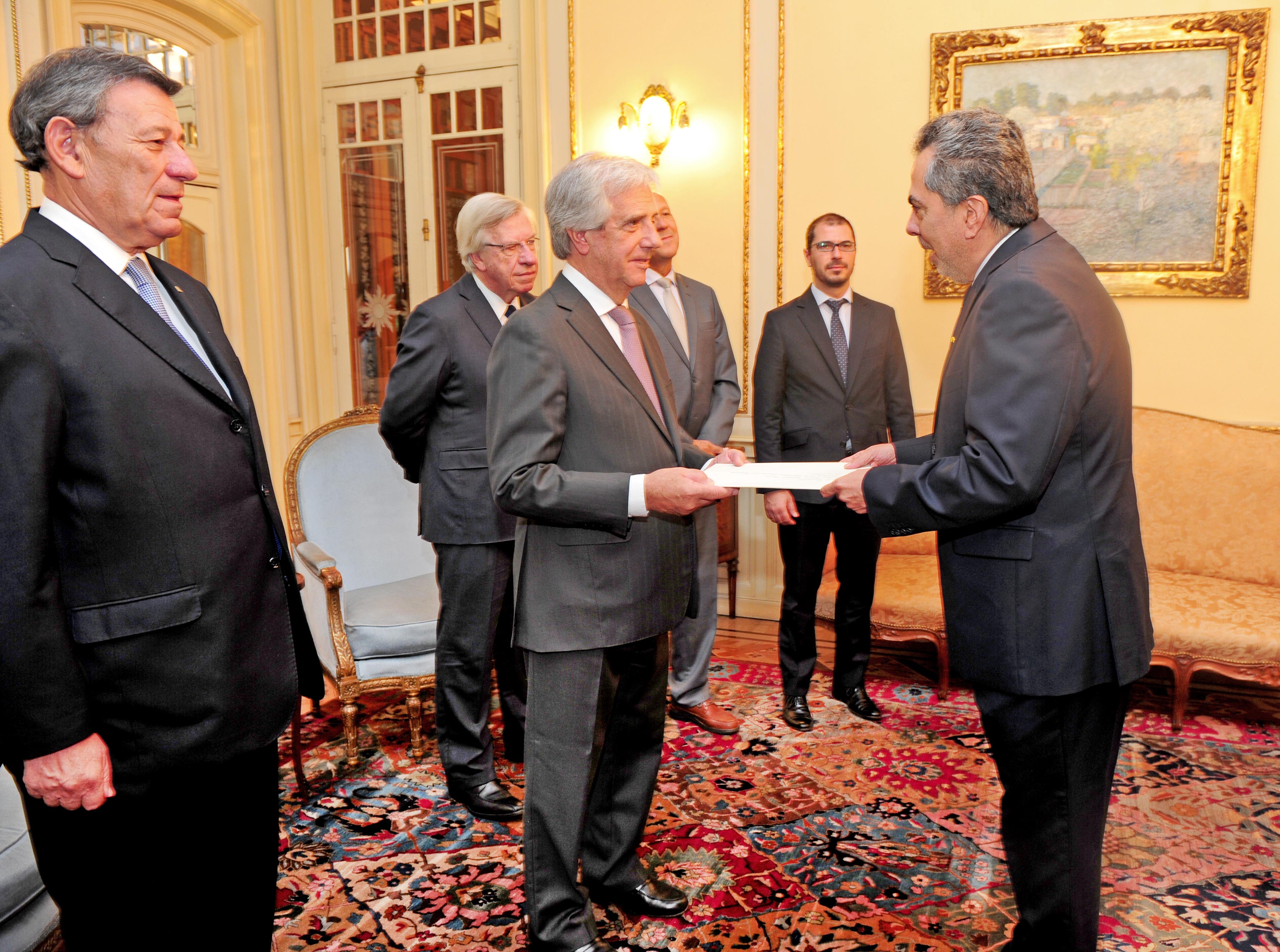 Vázquez recibe cartas credenciales del embajador de Ecuador, Galo Galarza