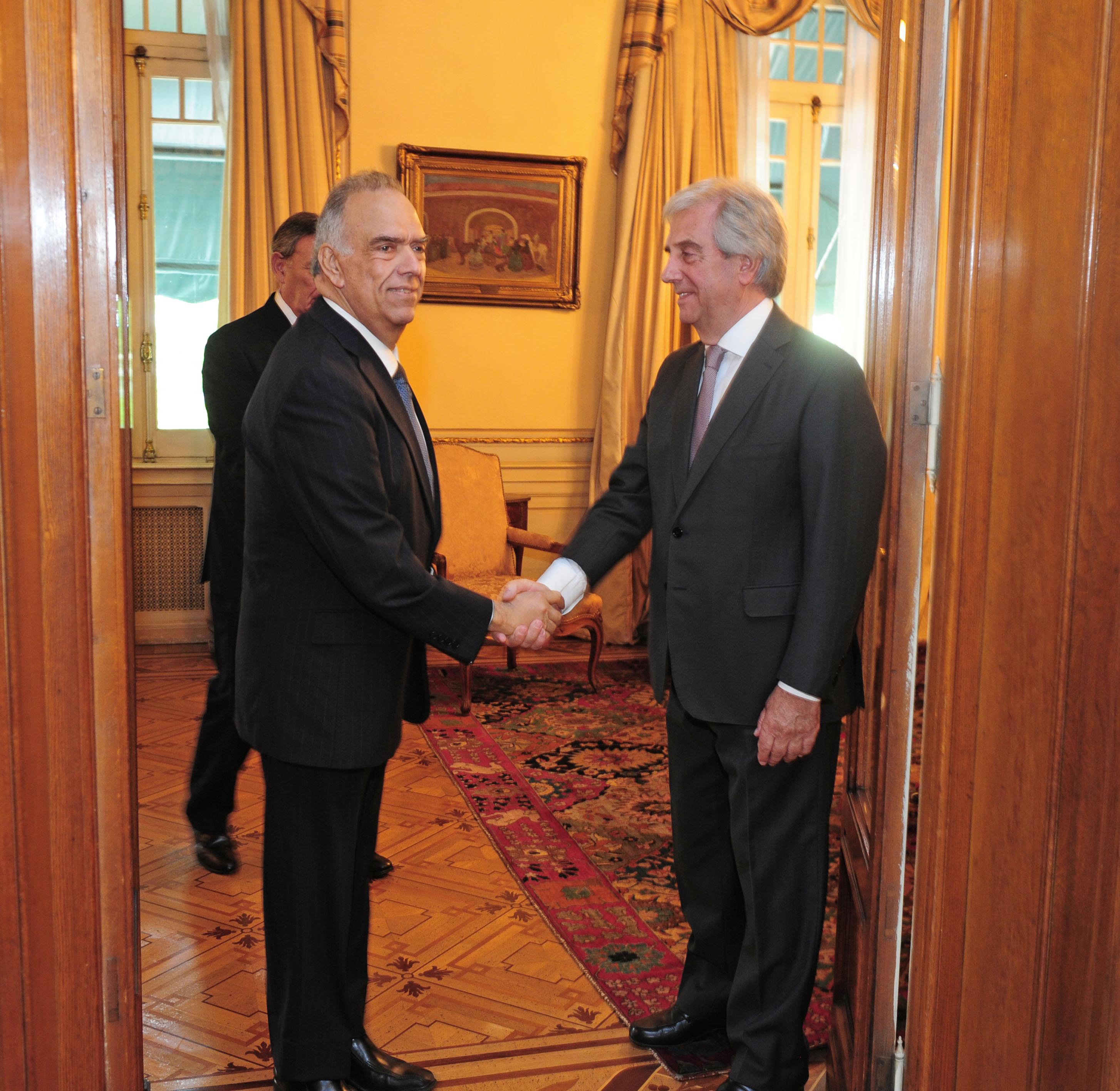 Vázquez recibe cartas credenciales del embajador de Guatemala, Antonio Arenales