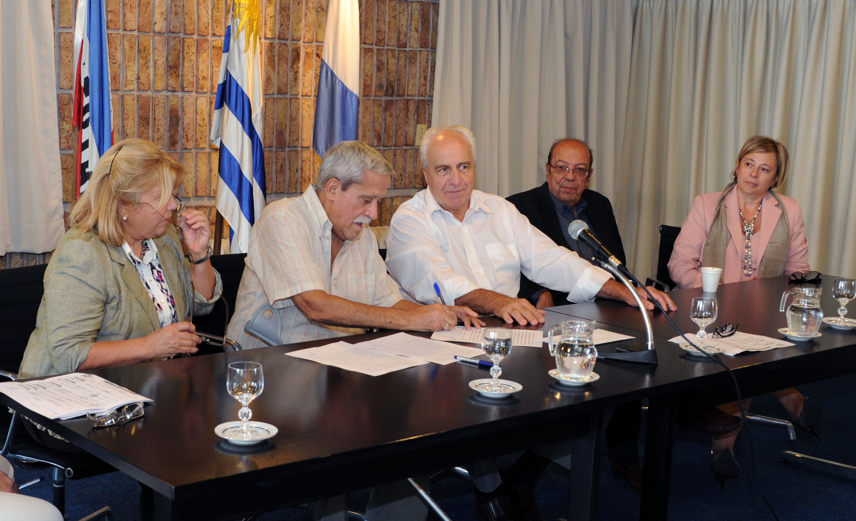Ministerio de Transporte suscribió cinco convenios de asistencia social a instituciones de Canelones, San José, Soriano y Montevideo