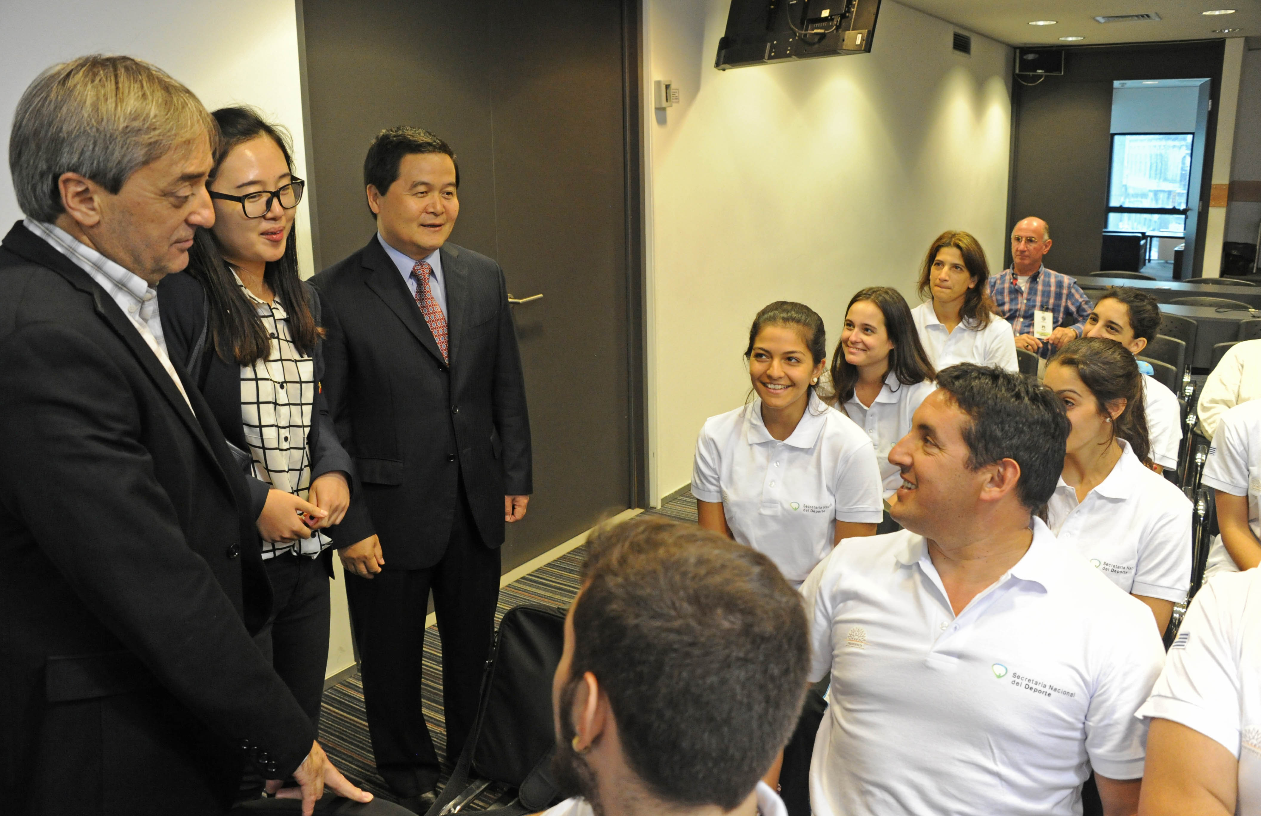 Embajador de China, Dong Xiaojun conversando con los deportistas presentes