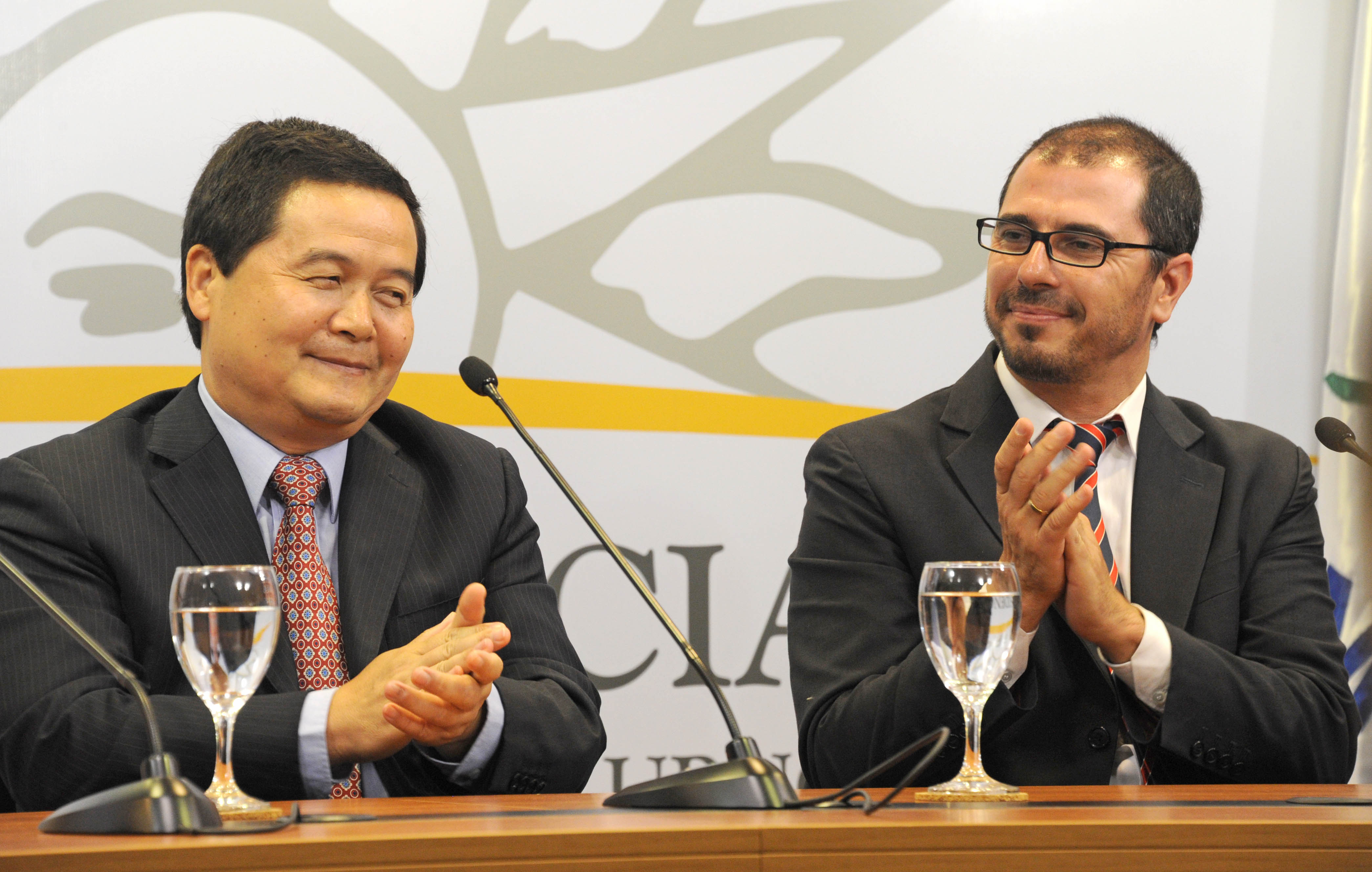Embajador de China, Dong Xiaojun y el prosecretario de la República, Juan Andrés Roballo