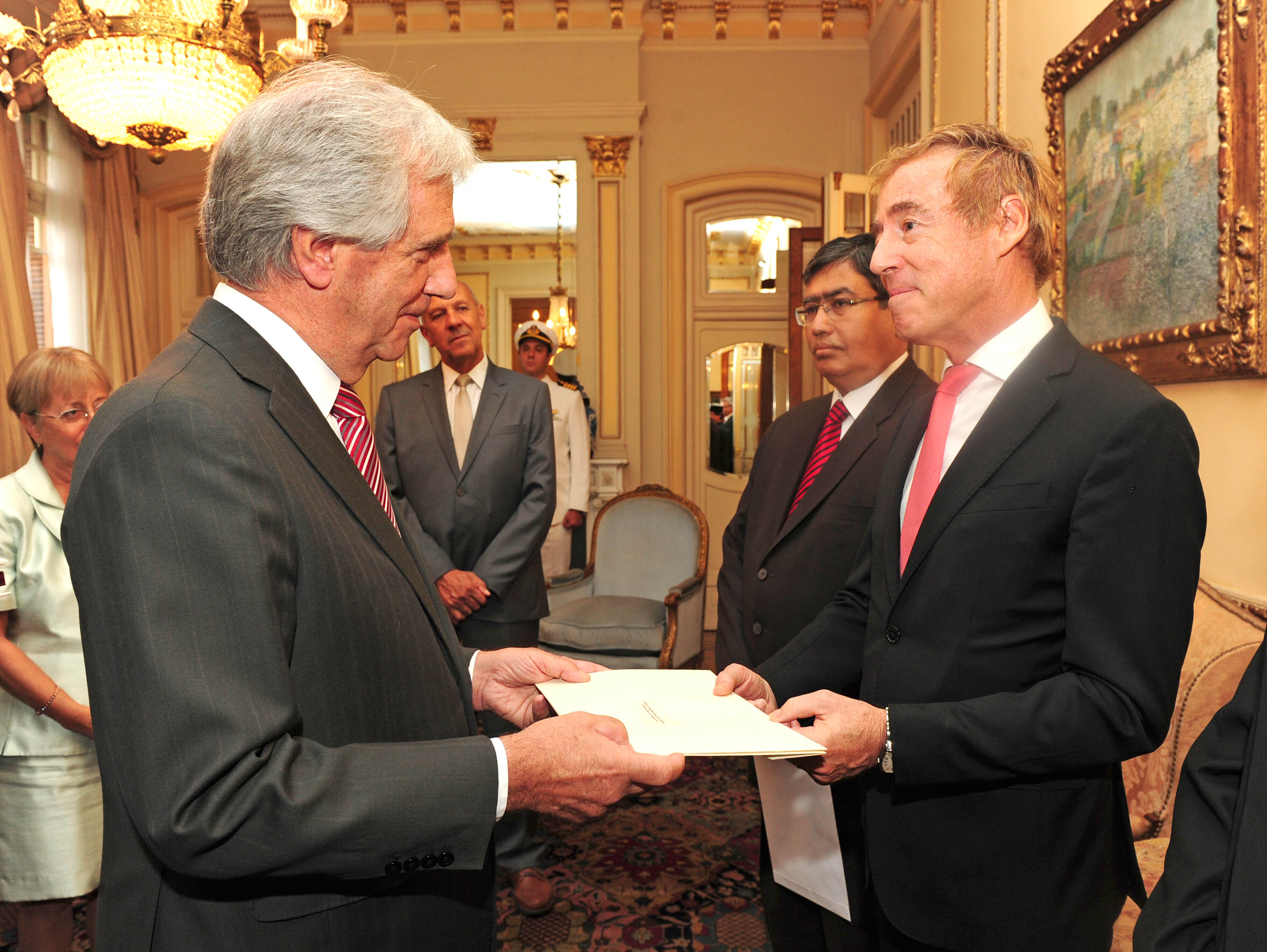 Presidente Vázquez recibiendo carta diplomática credencial del embajador de Australia