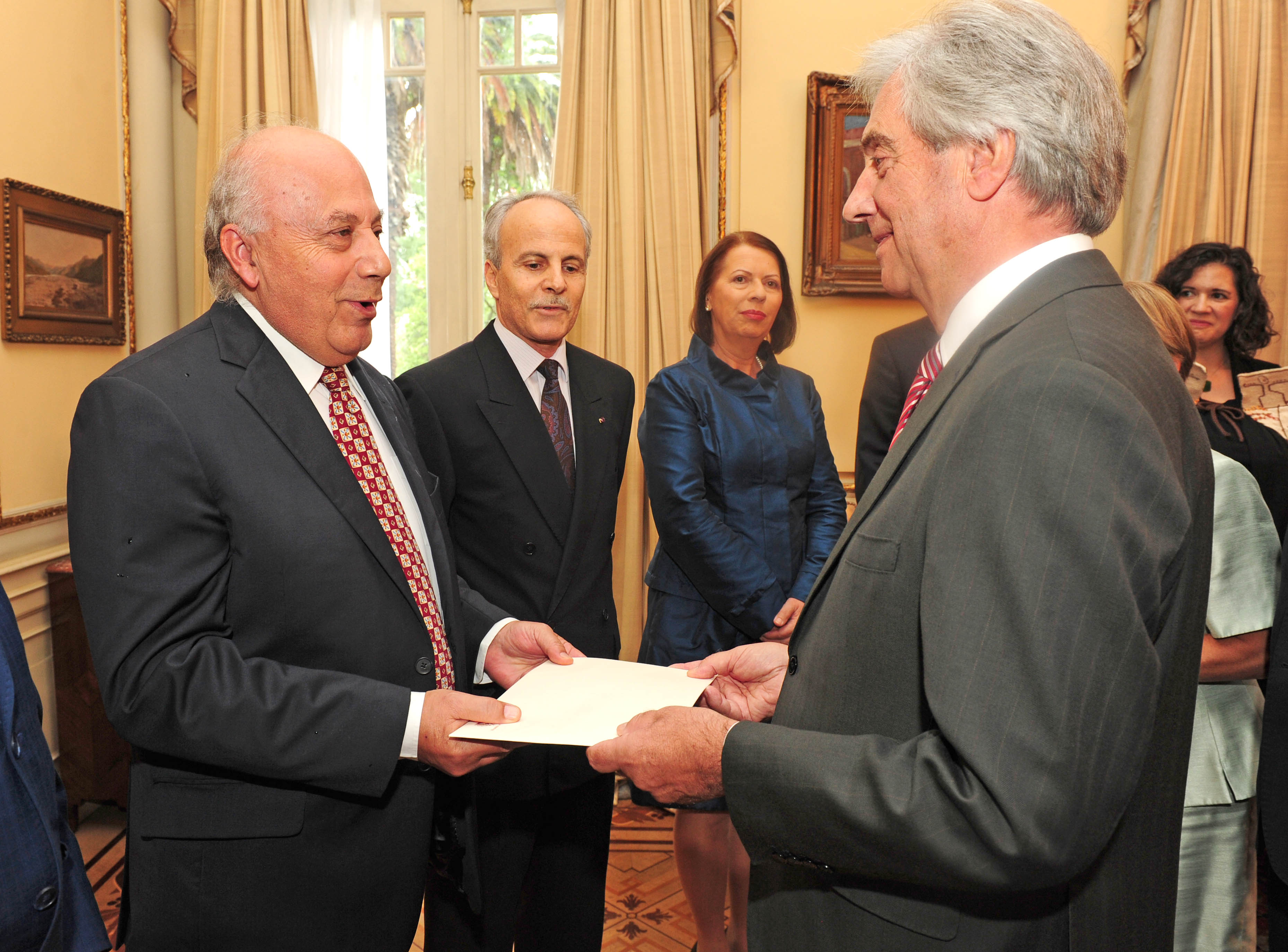 Presidente Vázquez recibiendo carta diplomática credencial del embajador de Chipre