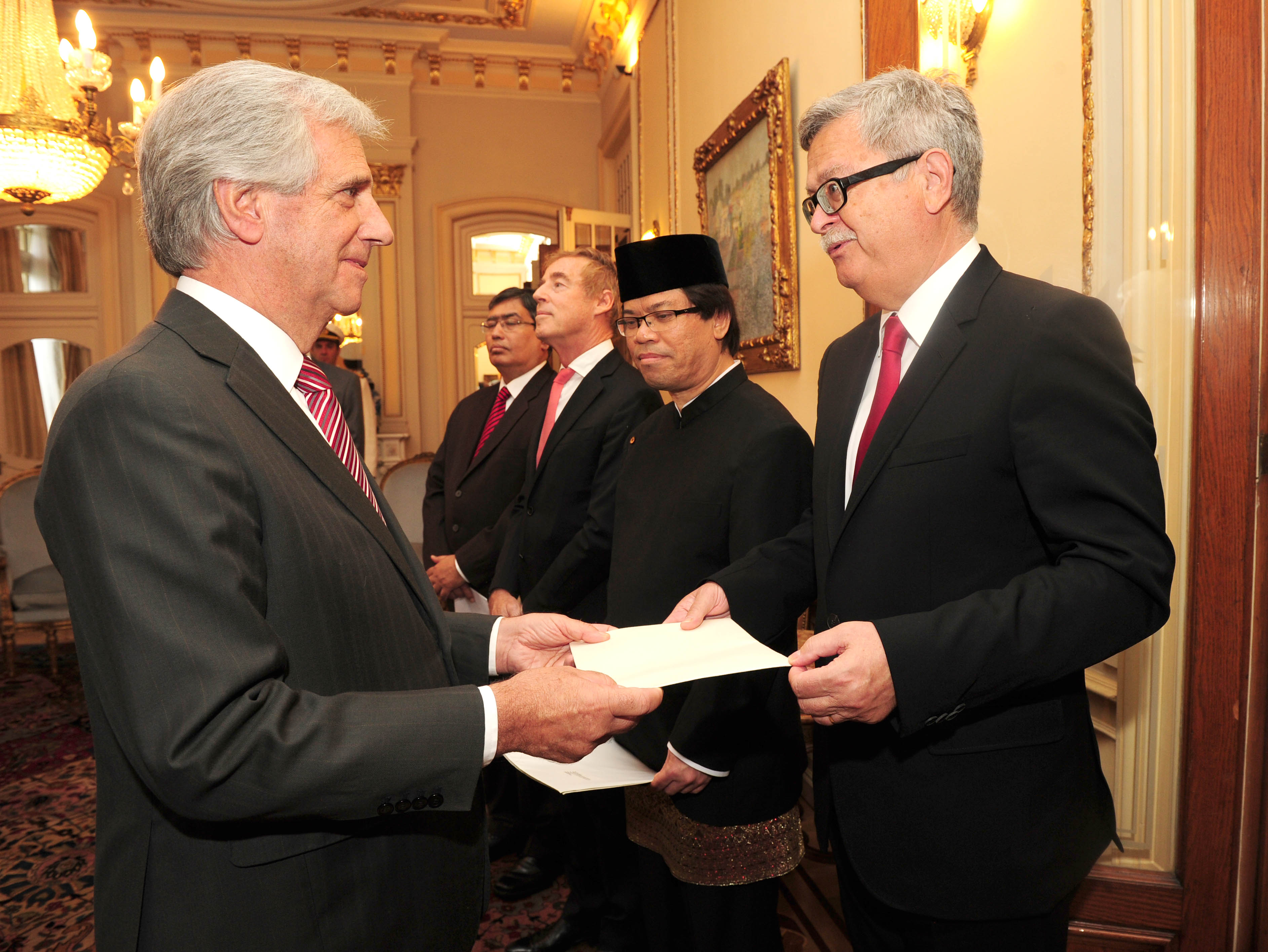 Presidente Vázquez recibiendo carta diplomática credencial del embajador de Eslovaquia