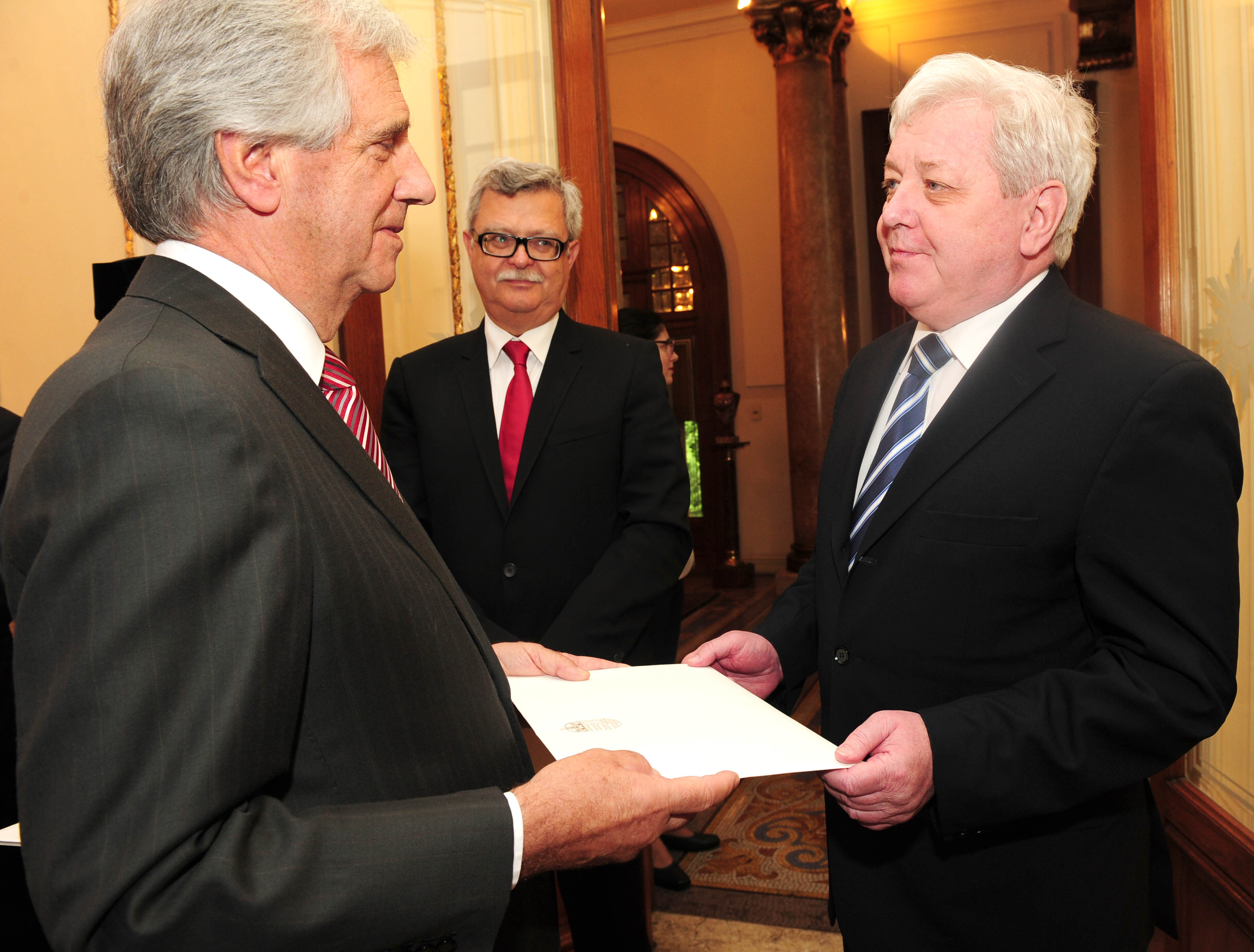 Presidente Vázquez recibiendo carta diplomática credencial del embajador de Hungría