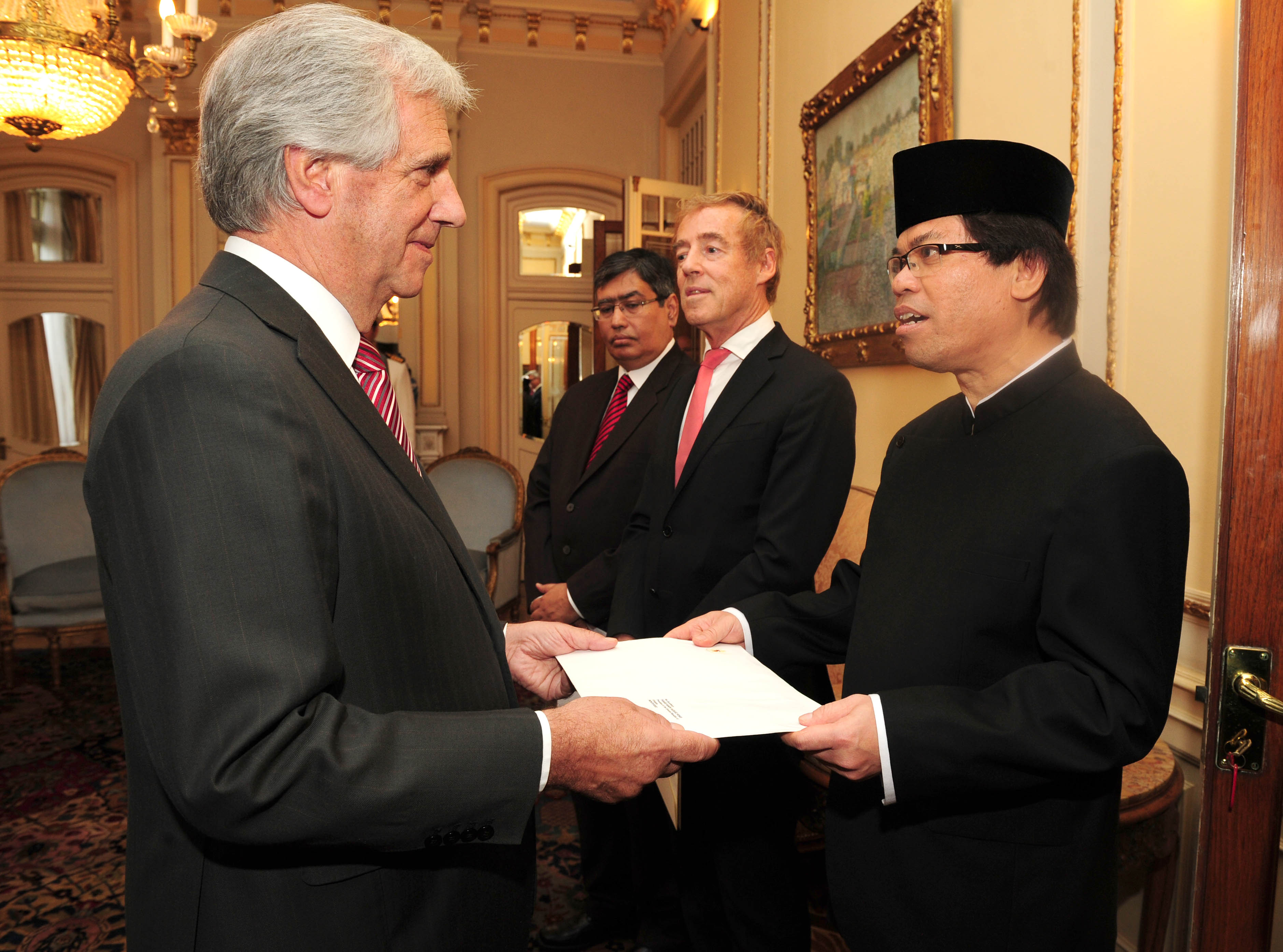 Presidente Vázquez recibiendo carta diplomática credencial del embajador de Indonesia