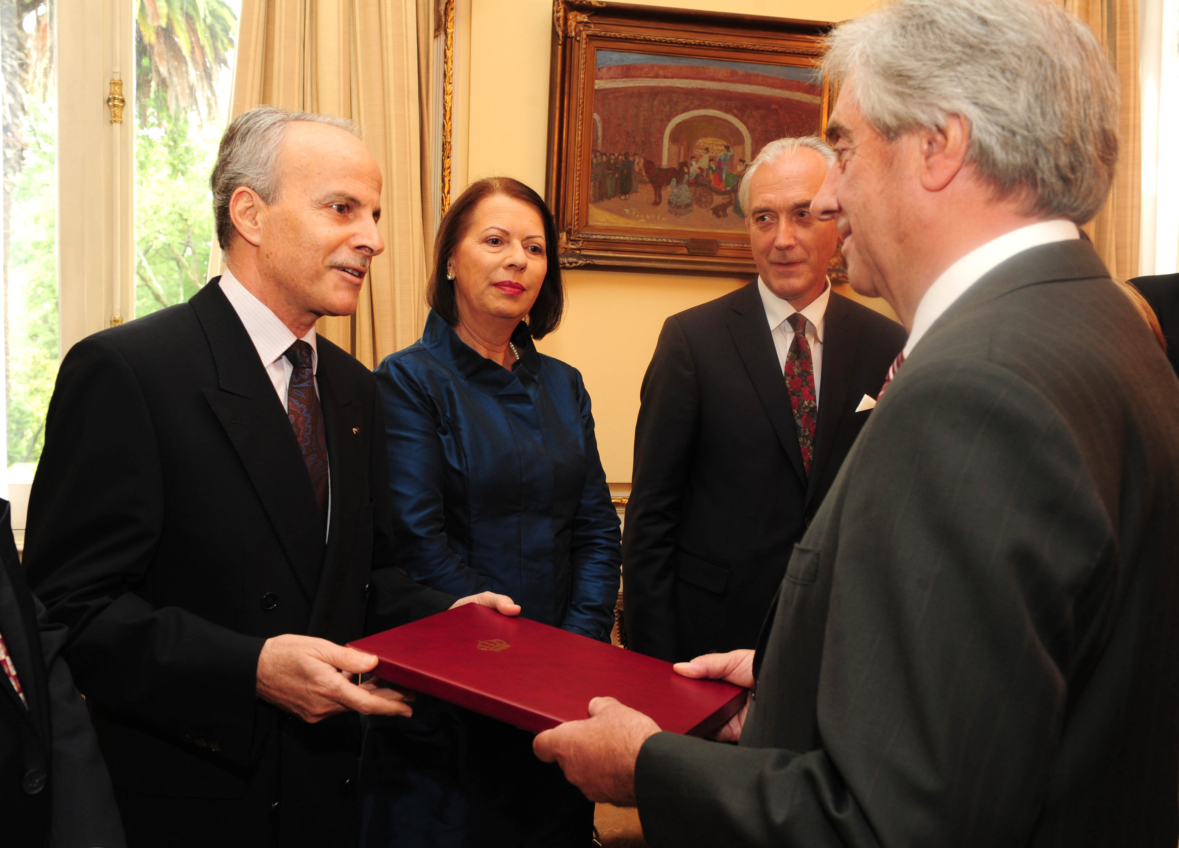 Presidente Vázquez recibiendo carta diplomática credencial del embajador de Jordania