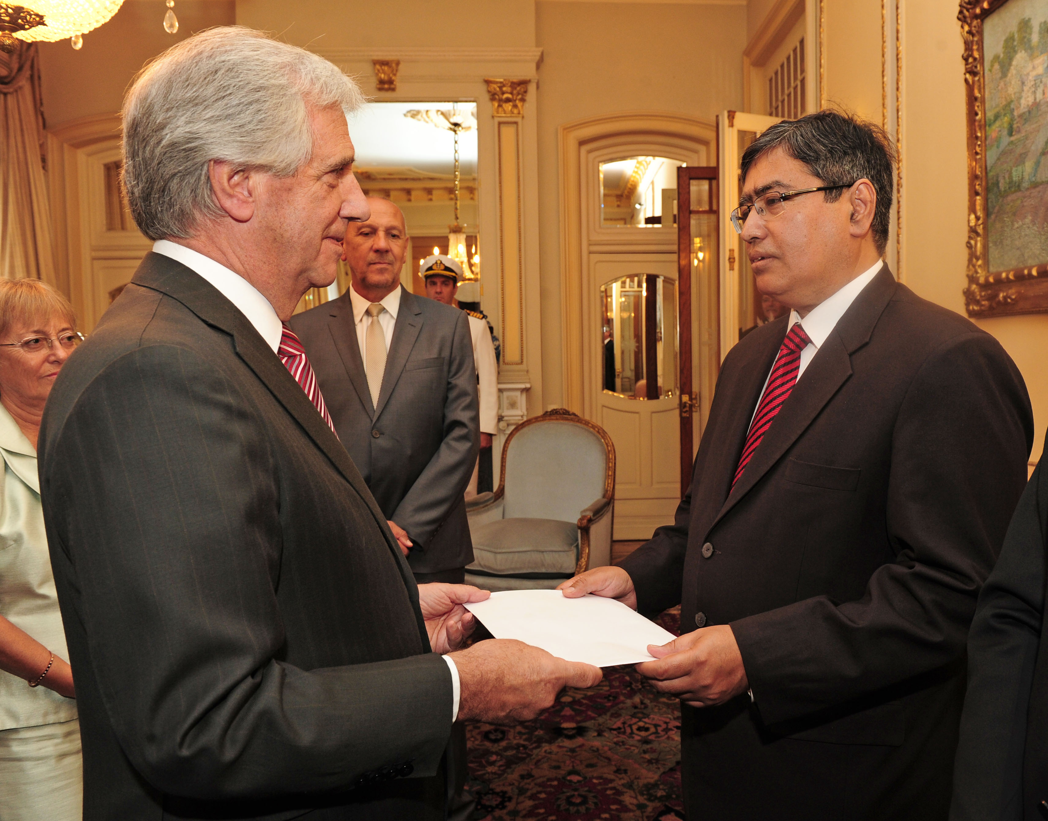 Presidente Vázquez recibiendo carta diplomática credencial del embajador de Pakistan