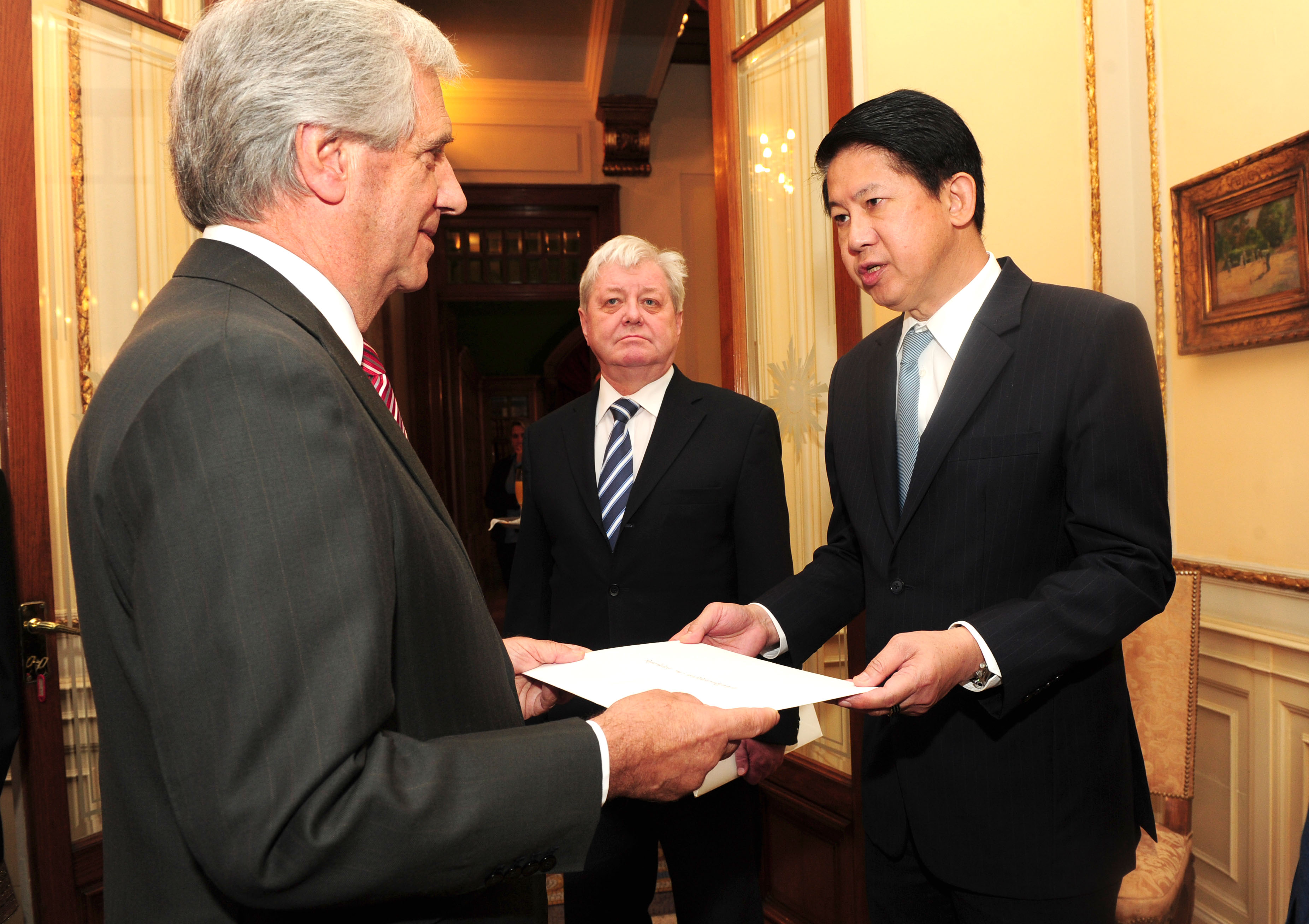Presidente Vázquez recibiendo carta diplomática credencial del embajador de Tailandia