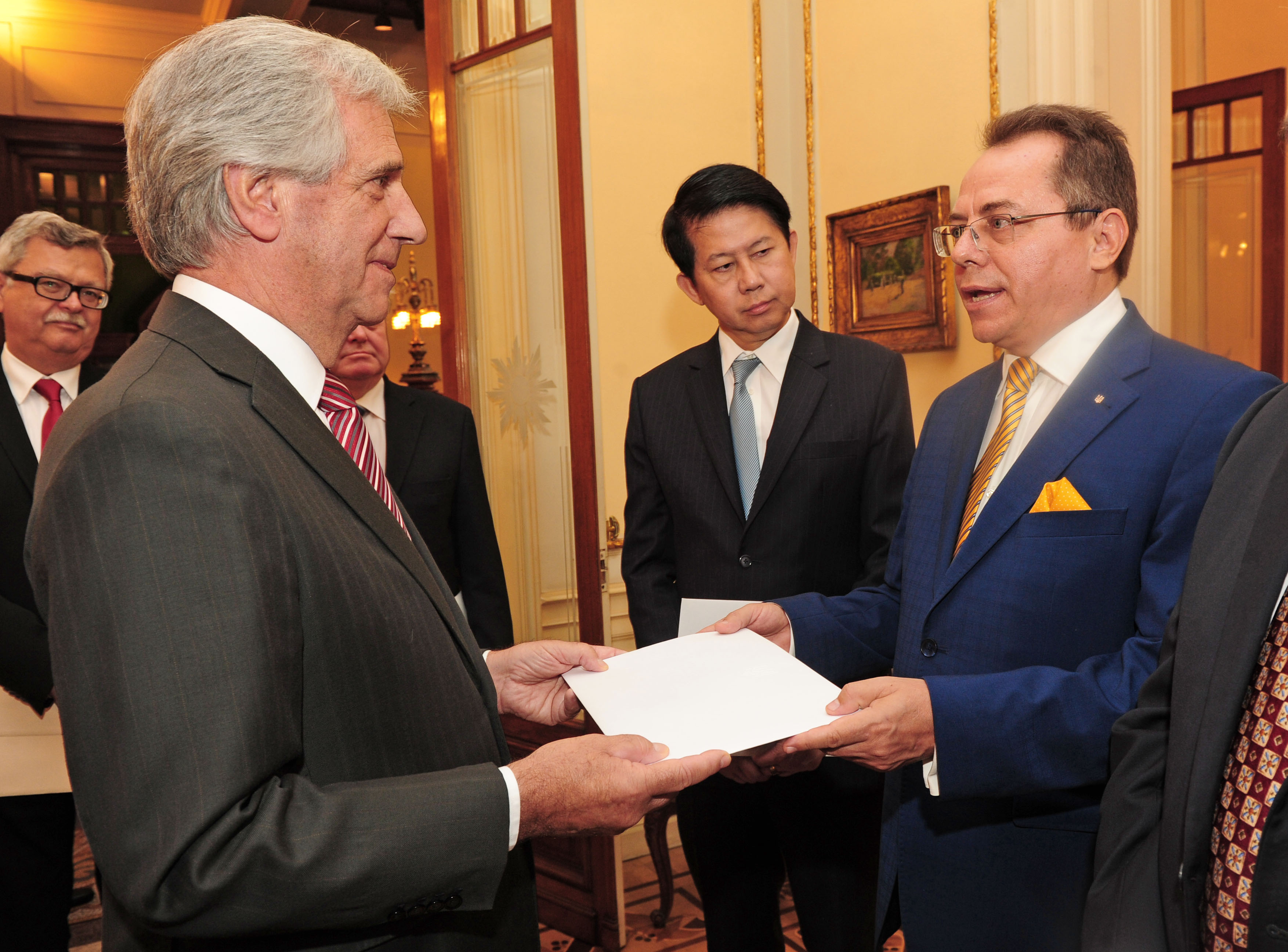 Presidente Vázquez recibiendo carta diplomática credencial del embajador de Ucrania