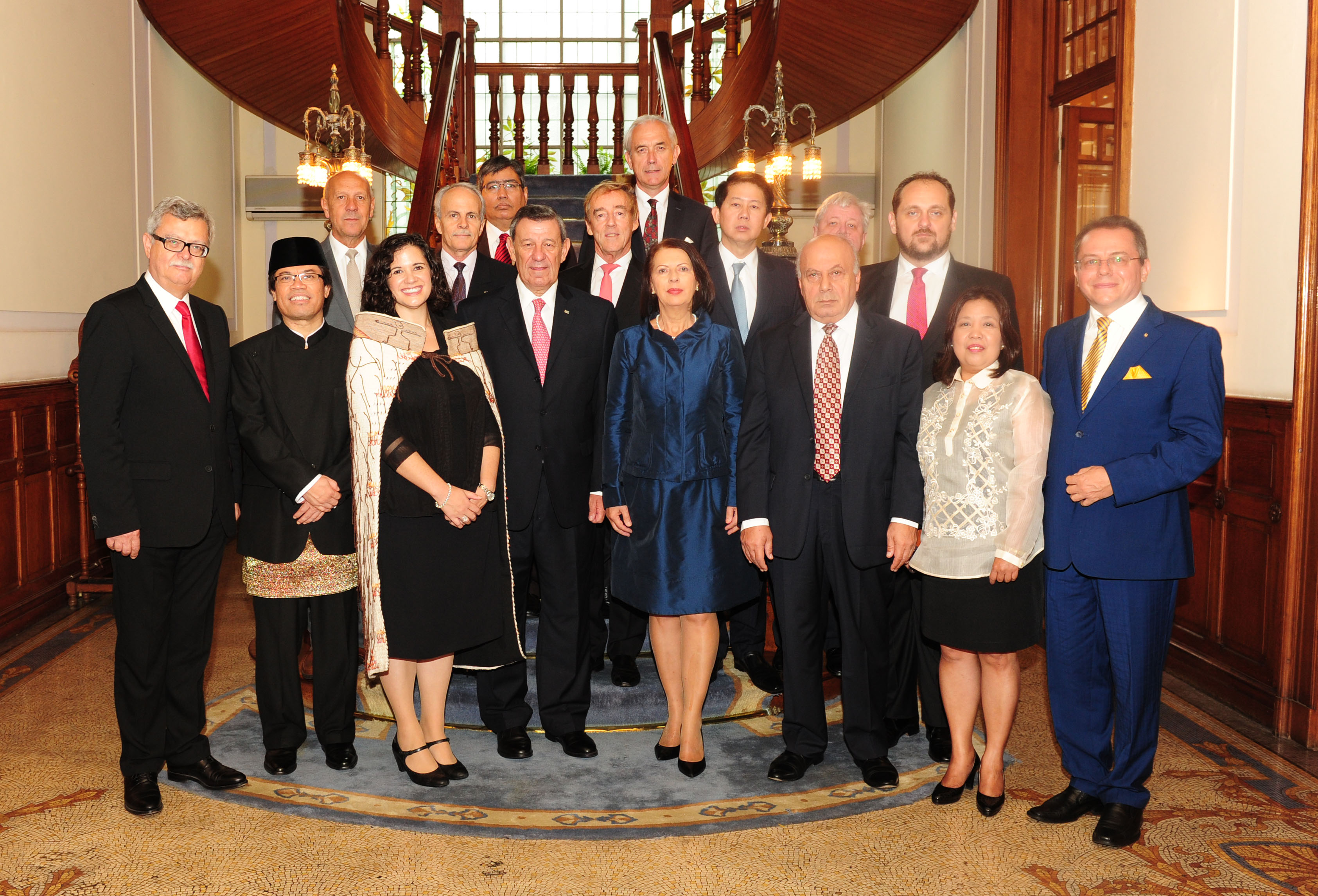 Ministro de Relaciones Exteriores, Nin Novoa junto a embajdores