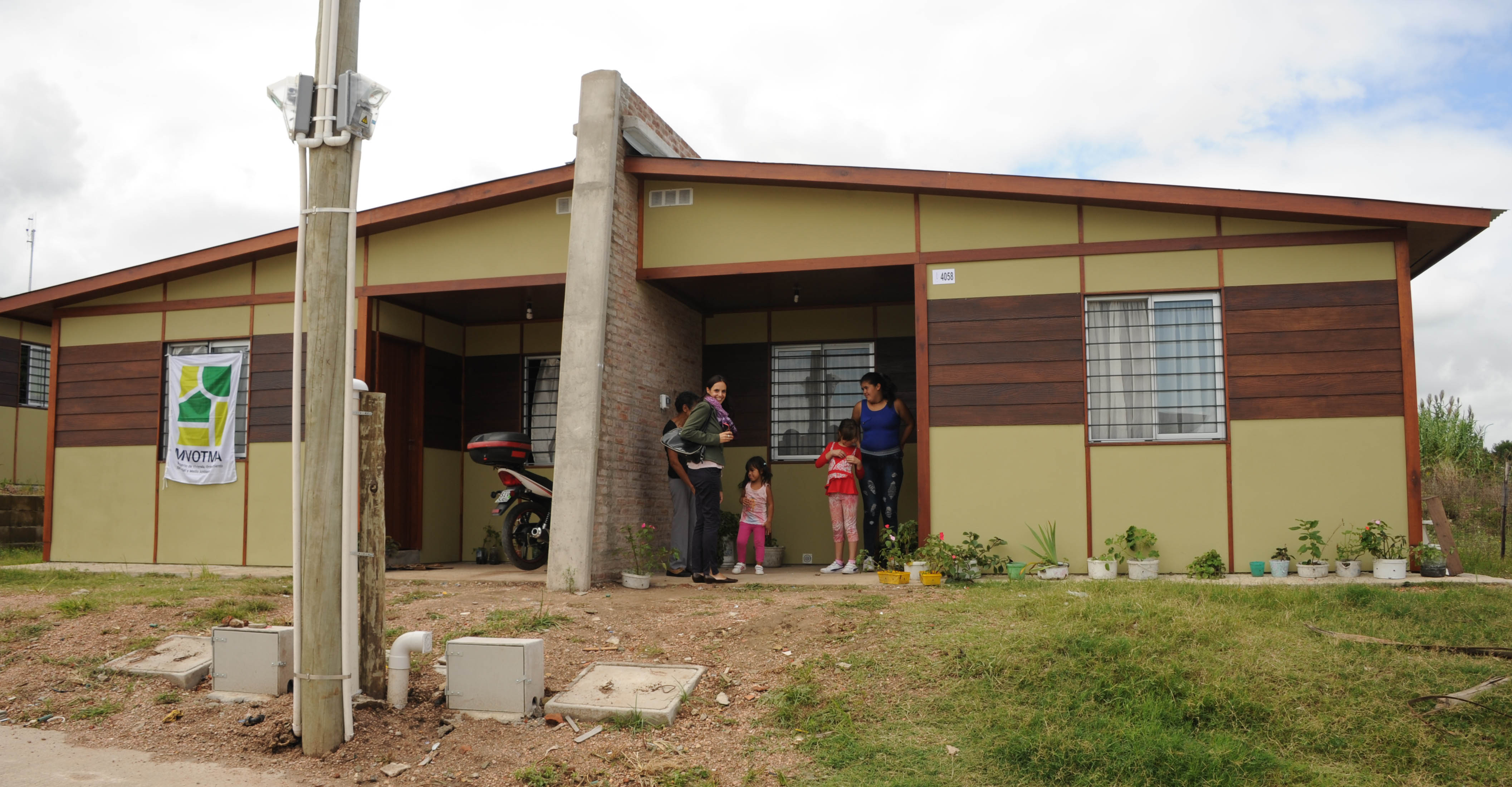 MVOTMA inauguró viviendas para realojo a familias del asentamiento La Manchega- Montevideo