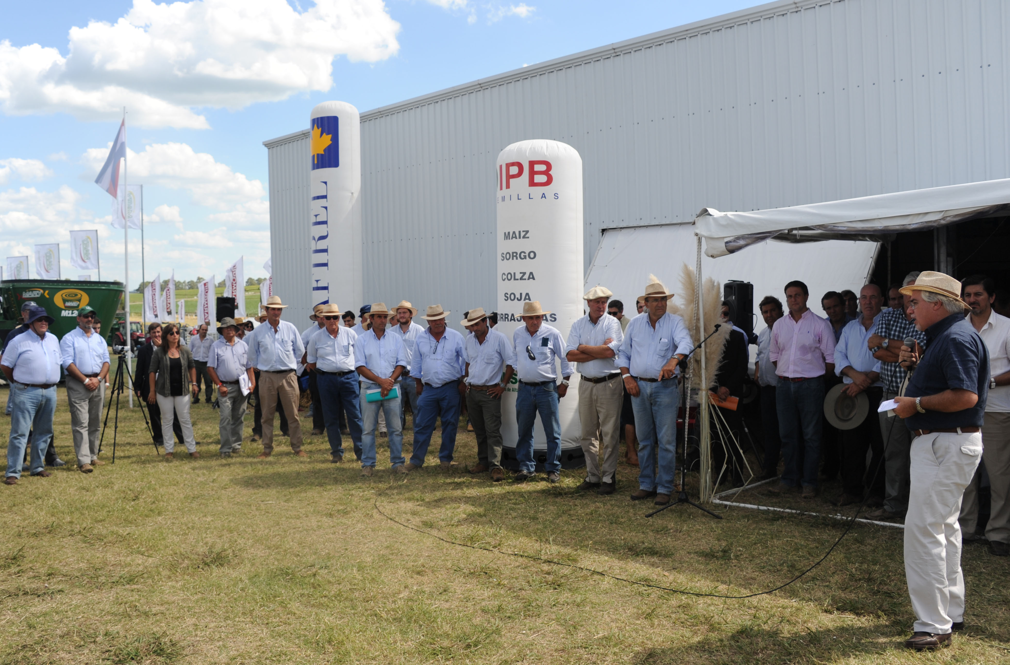 Ministro Aguerre dirigiéndose a los presentes en la apertura de la Expo Activa en Soriano