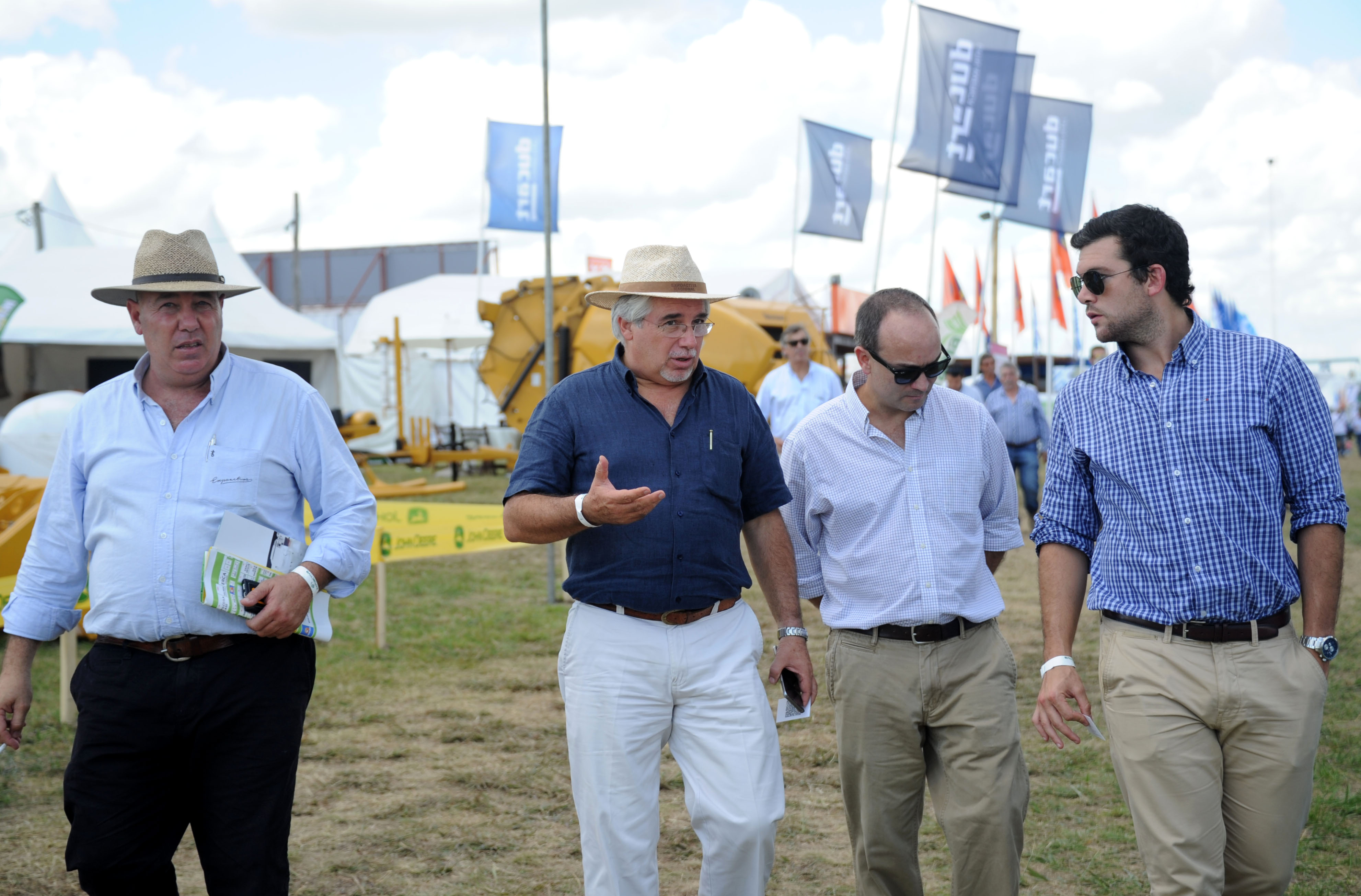 Ministro Aguerre recorriendo la Expo Activa en Soriano
