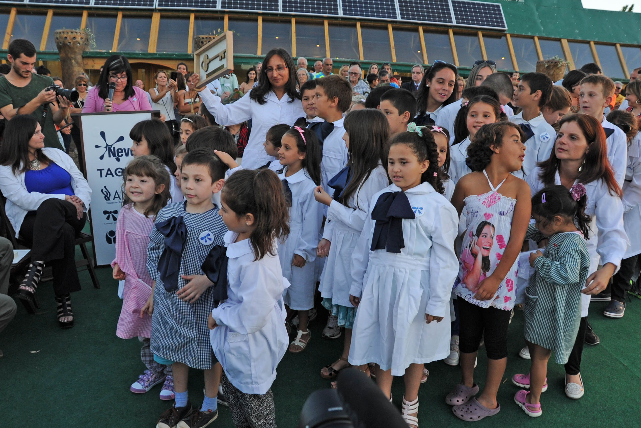 Entrega de llaves a escolares y maestra
