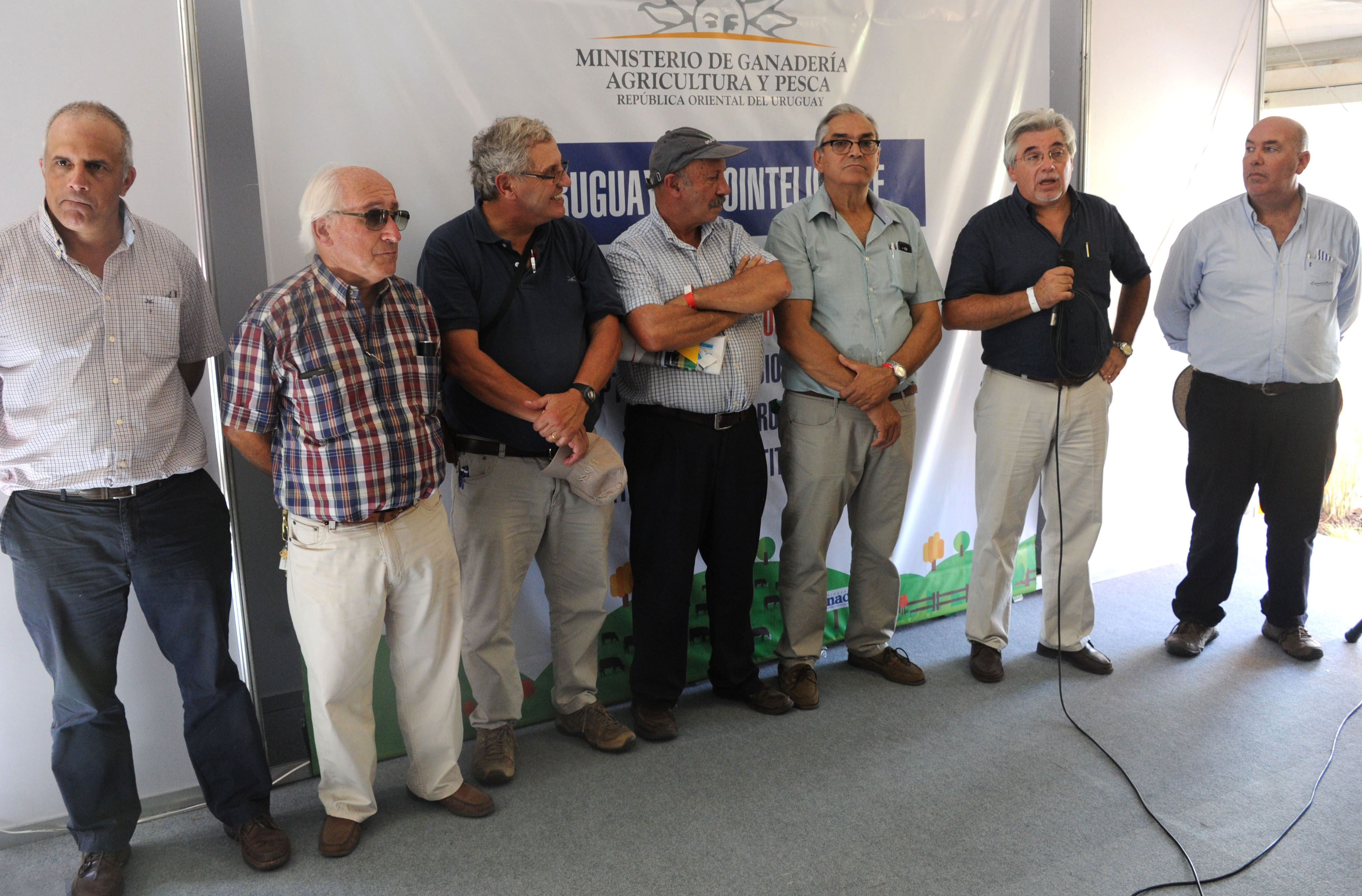 Tabaré Aguerre junto a autoridades del Ministerio de Ganadería